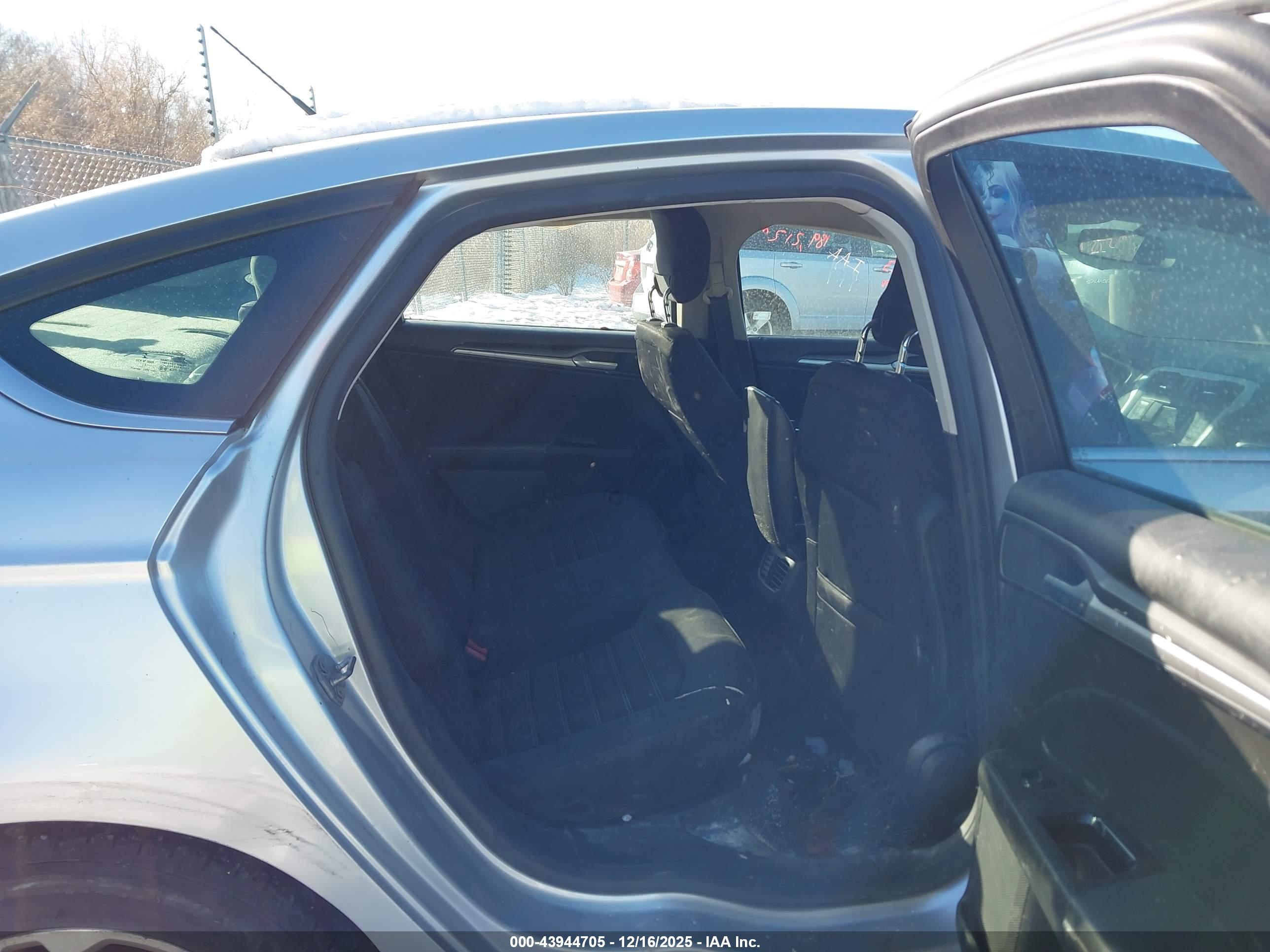 FORD FUSION image 8