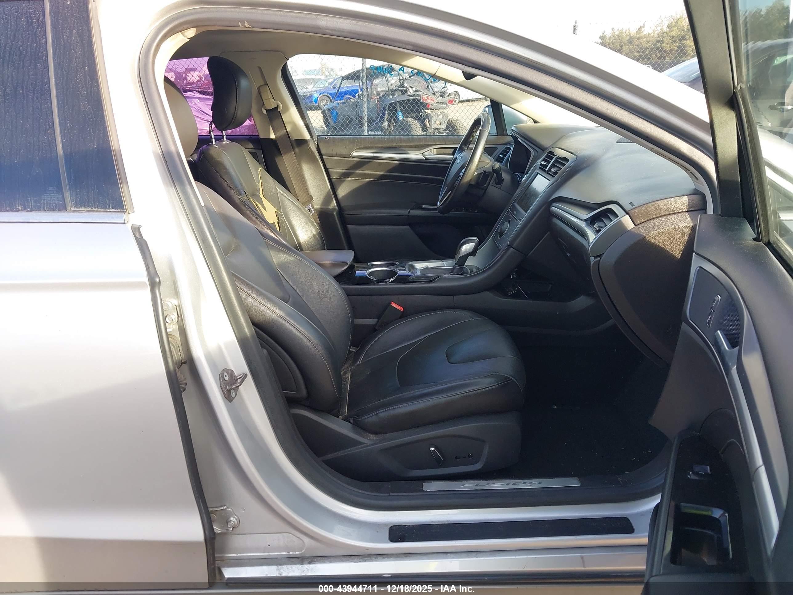 FORD FUSION image 5