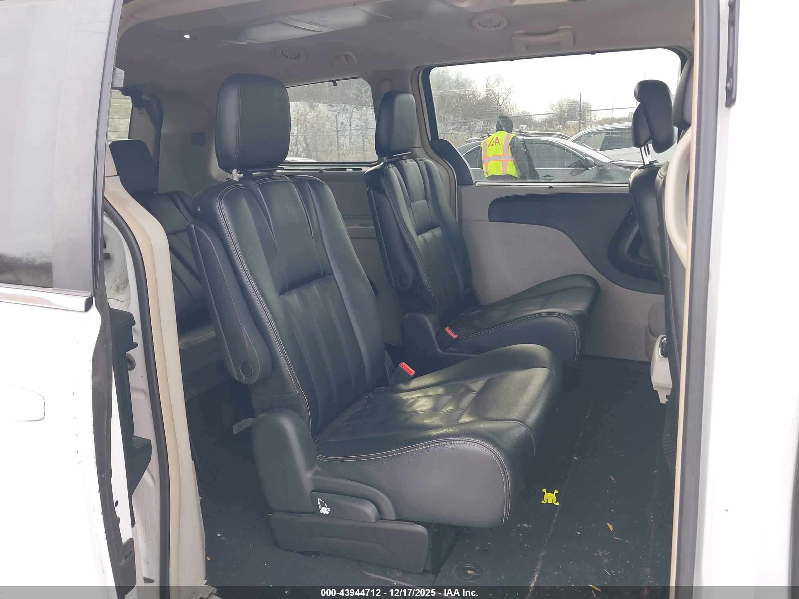 CHRYSLER TOWN image 8