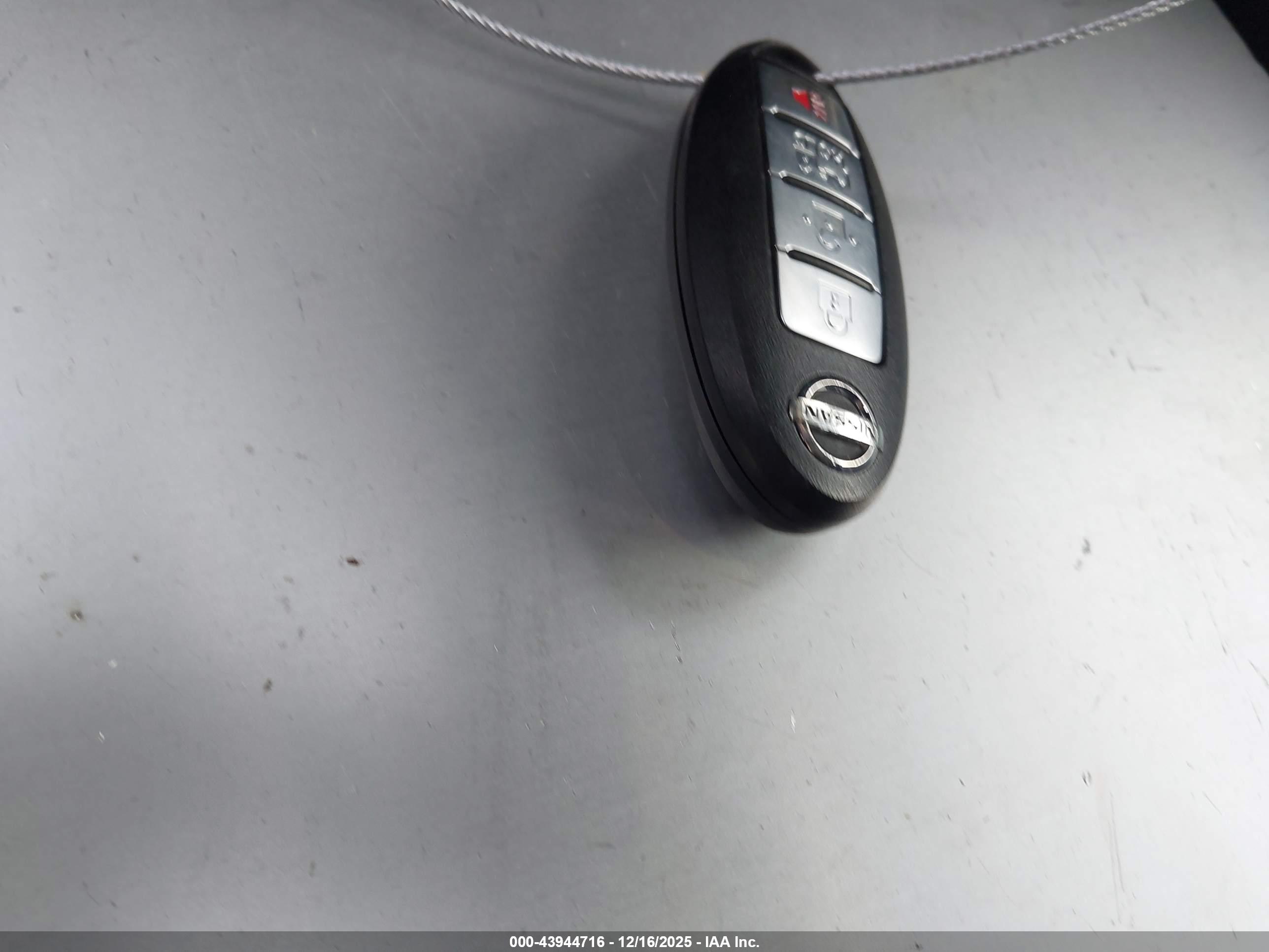 NISSAN LEAF image 11