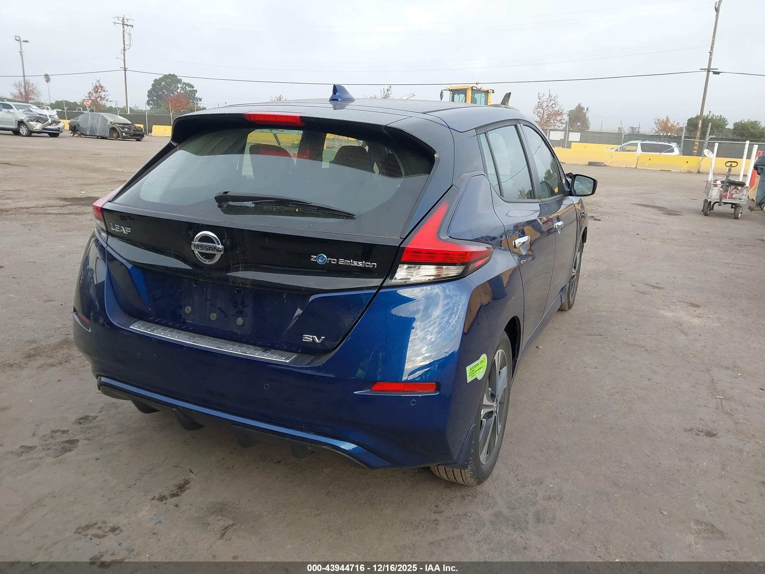 NISSAN LEAF image 4