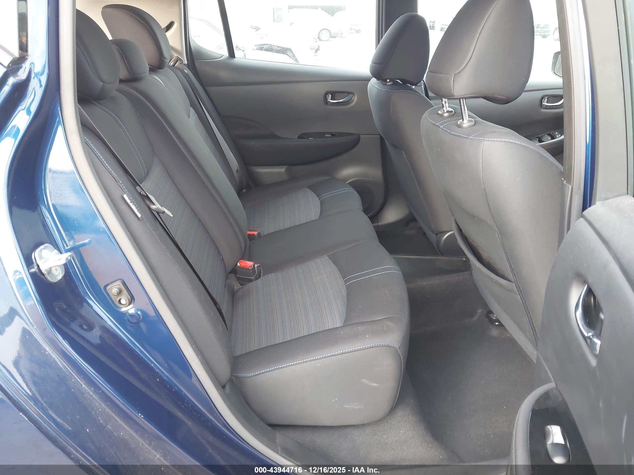 NISSAN LEAF image 8