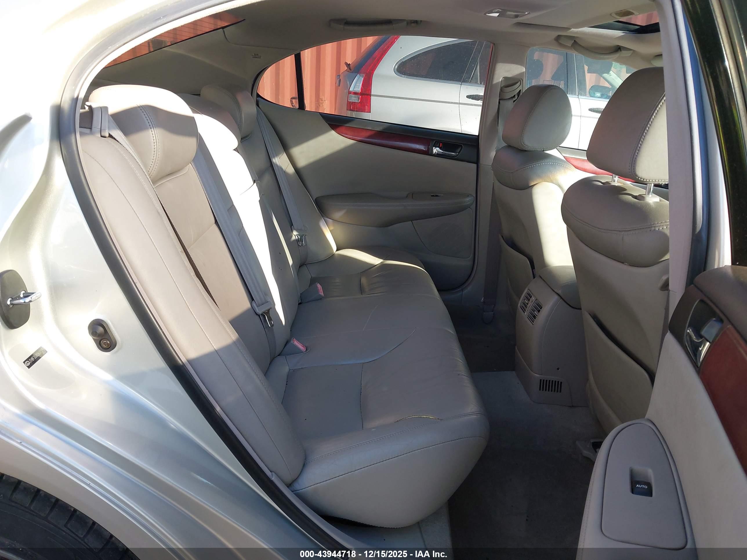 LEXUS ES image 8