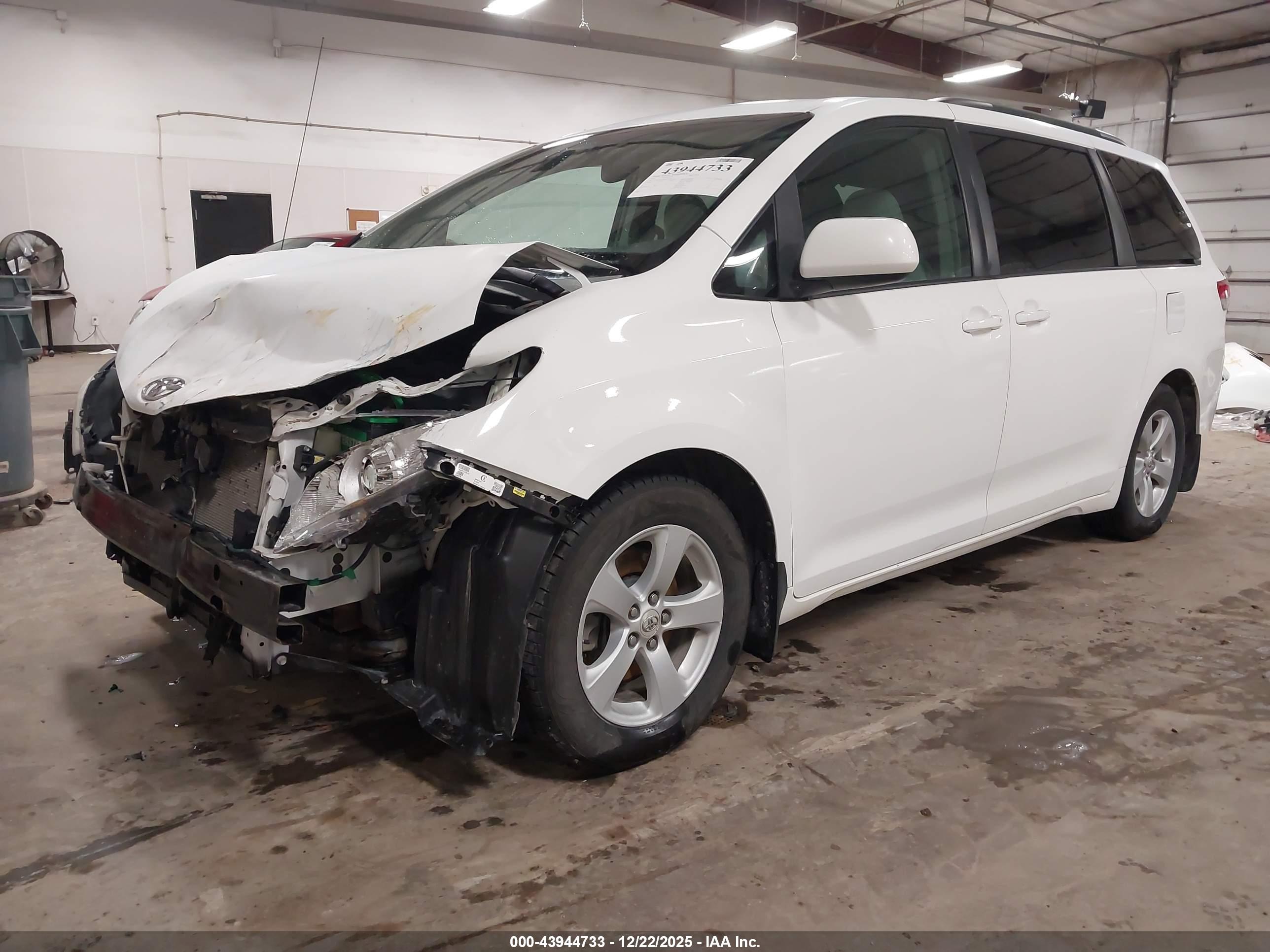 TOYOTA SIENNA image 2