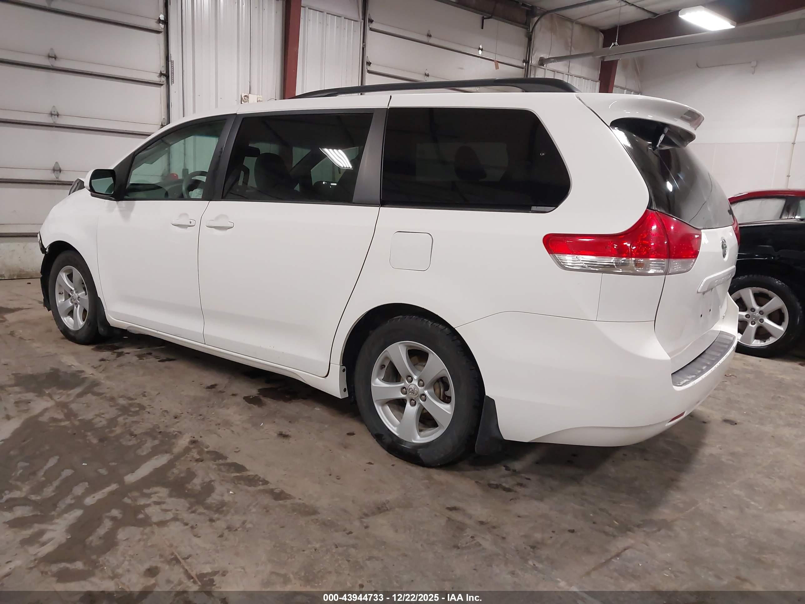 TOYOTA SIENNA image 3
