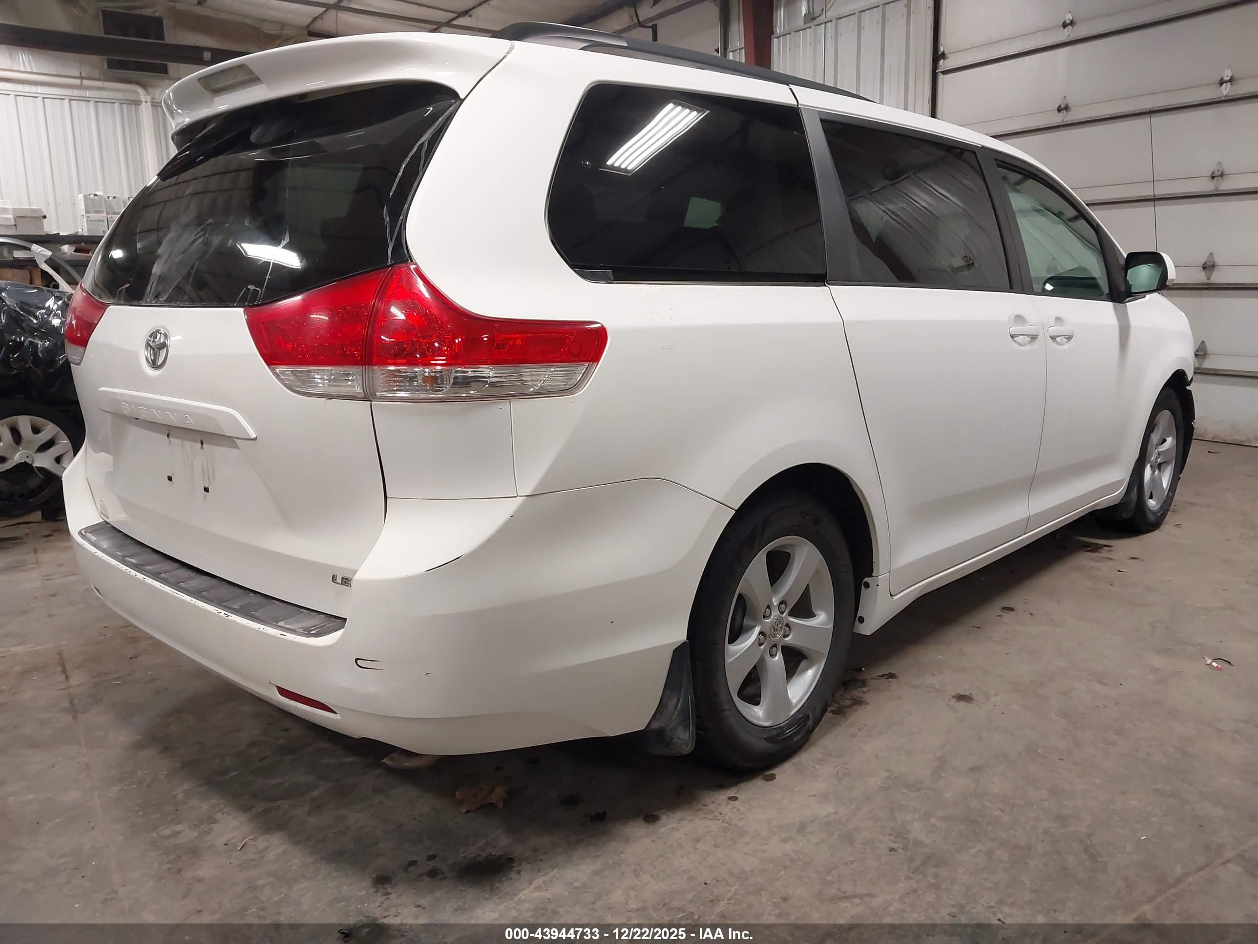 TOYOTA SIENNA image 4