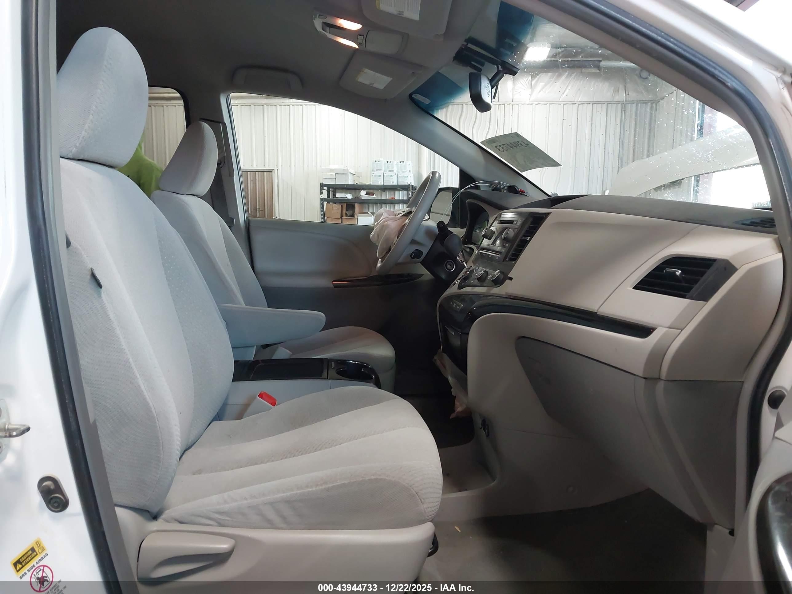 TOYOTA SIENNA image 5