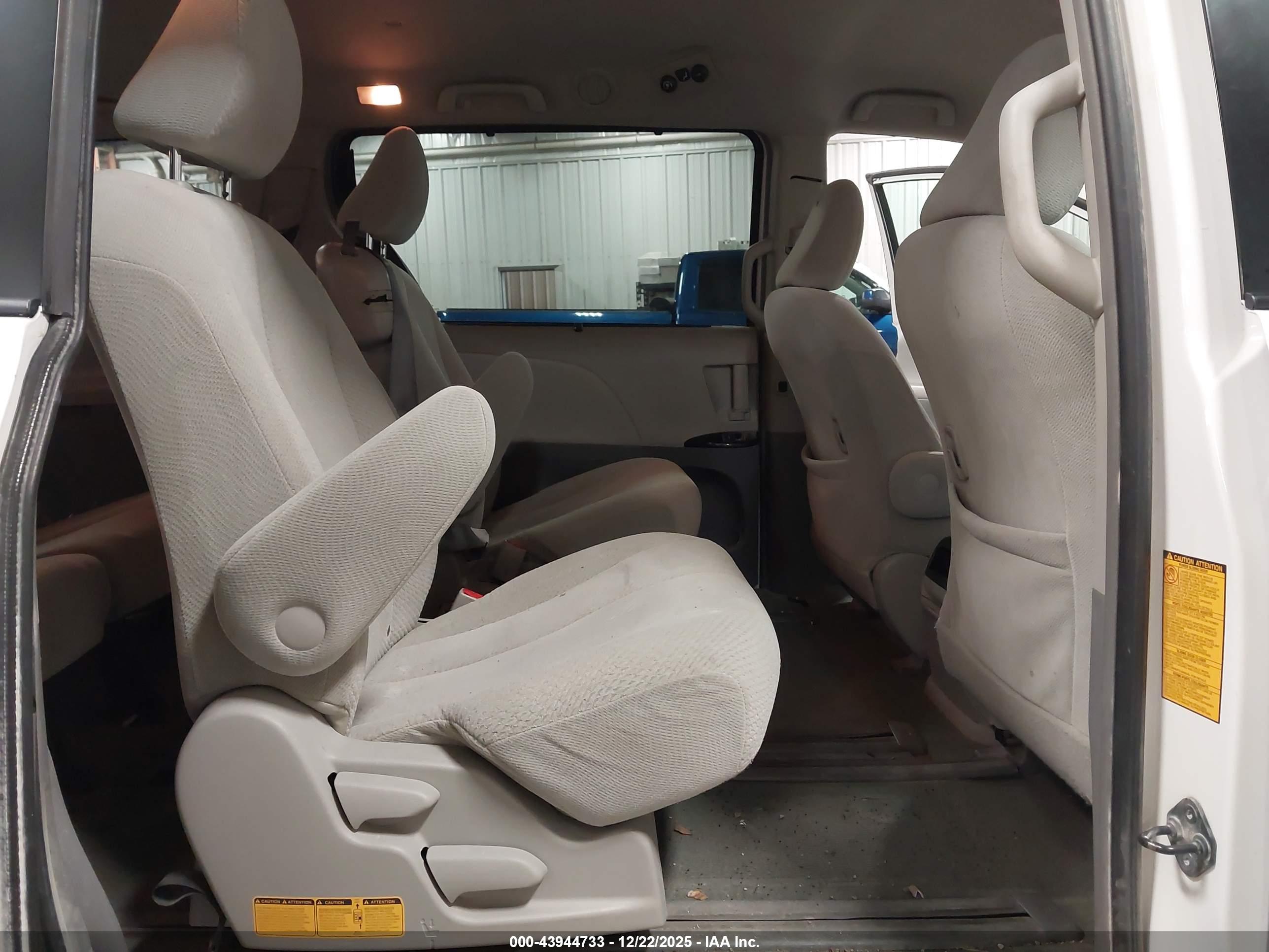TOYOTA SIENNA image 8