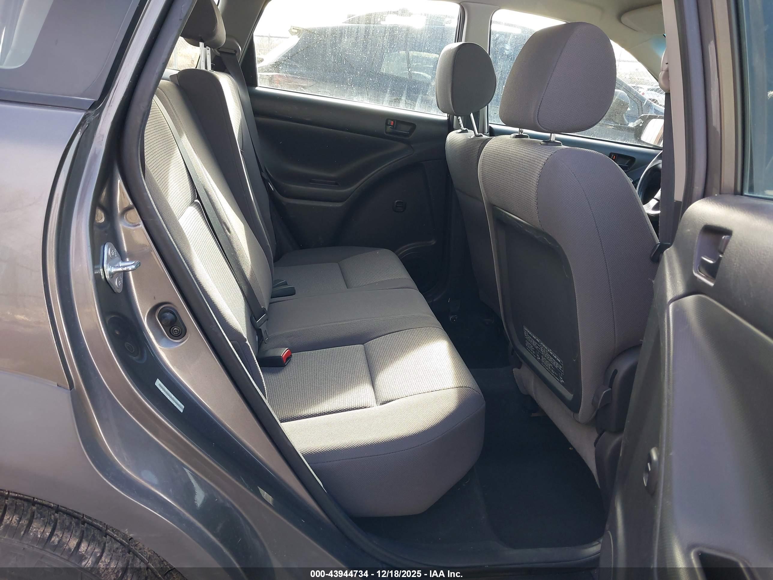 PONTIAC VIBE image 8
