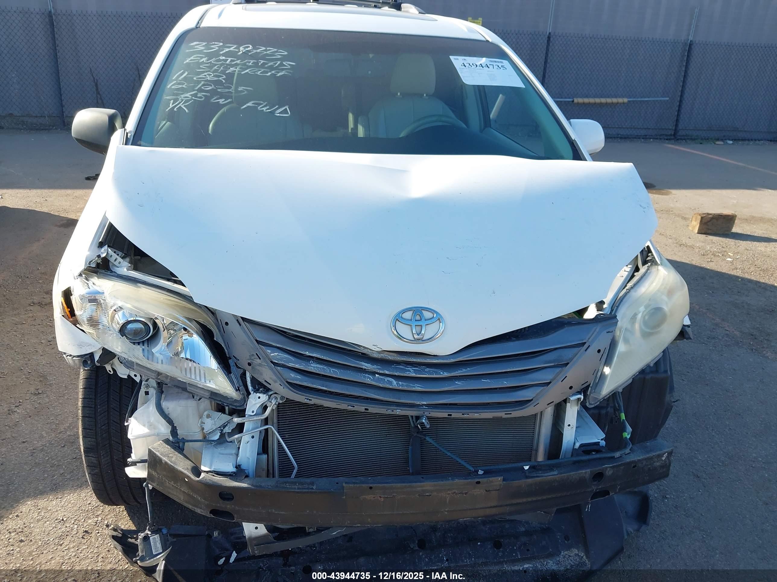 TOYOTA SIENNA image 10