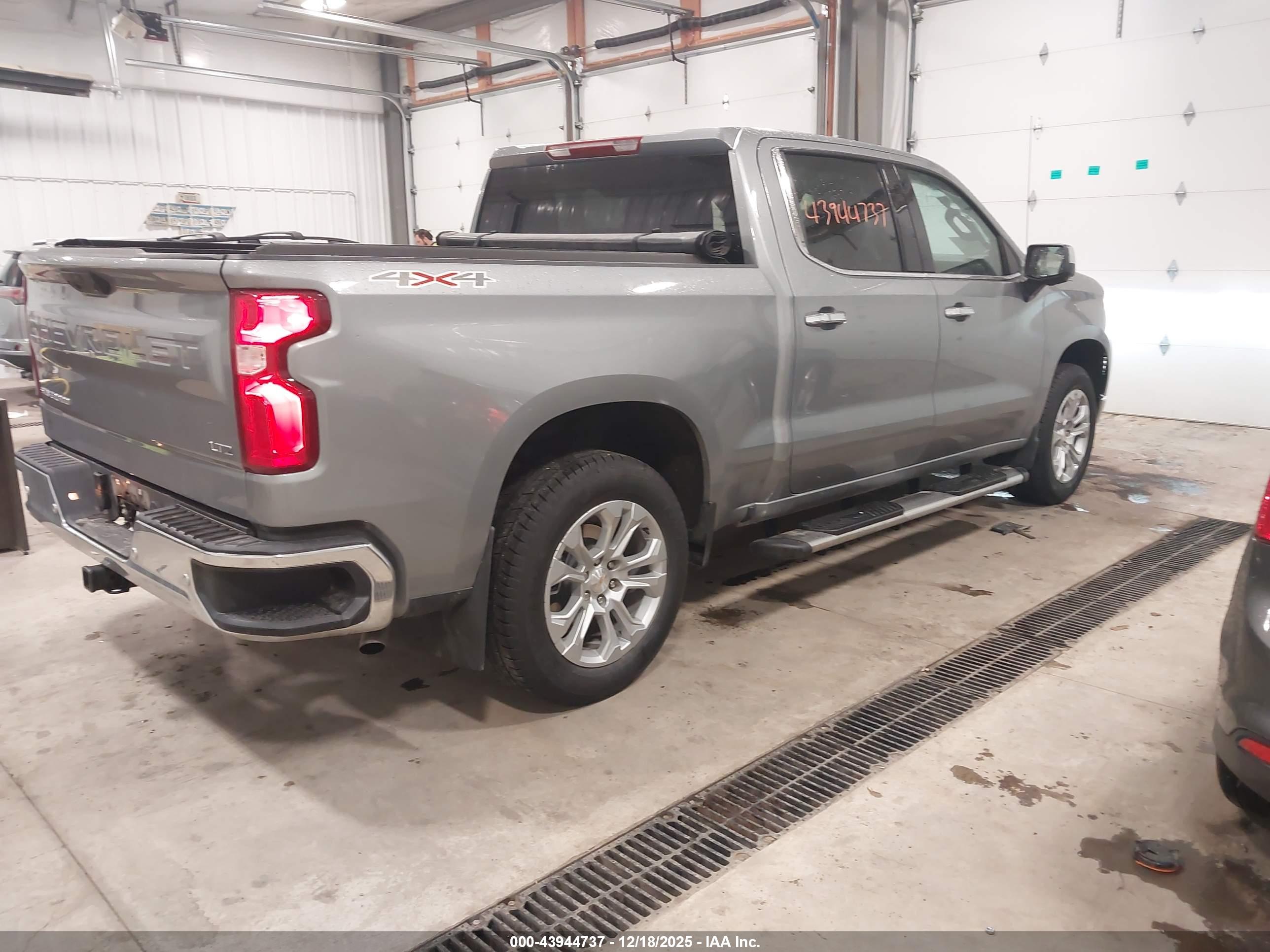 CHEVROLET SILVERADO image 4