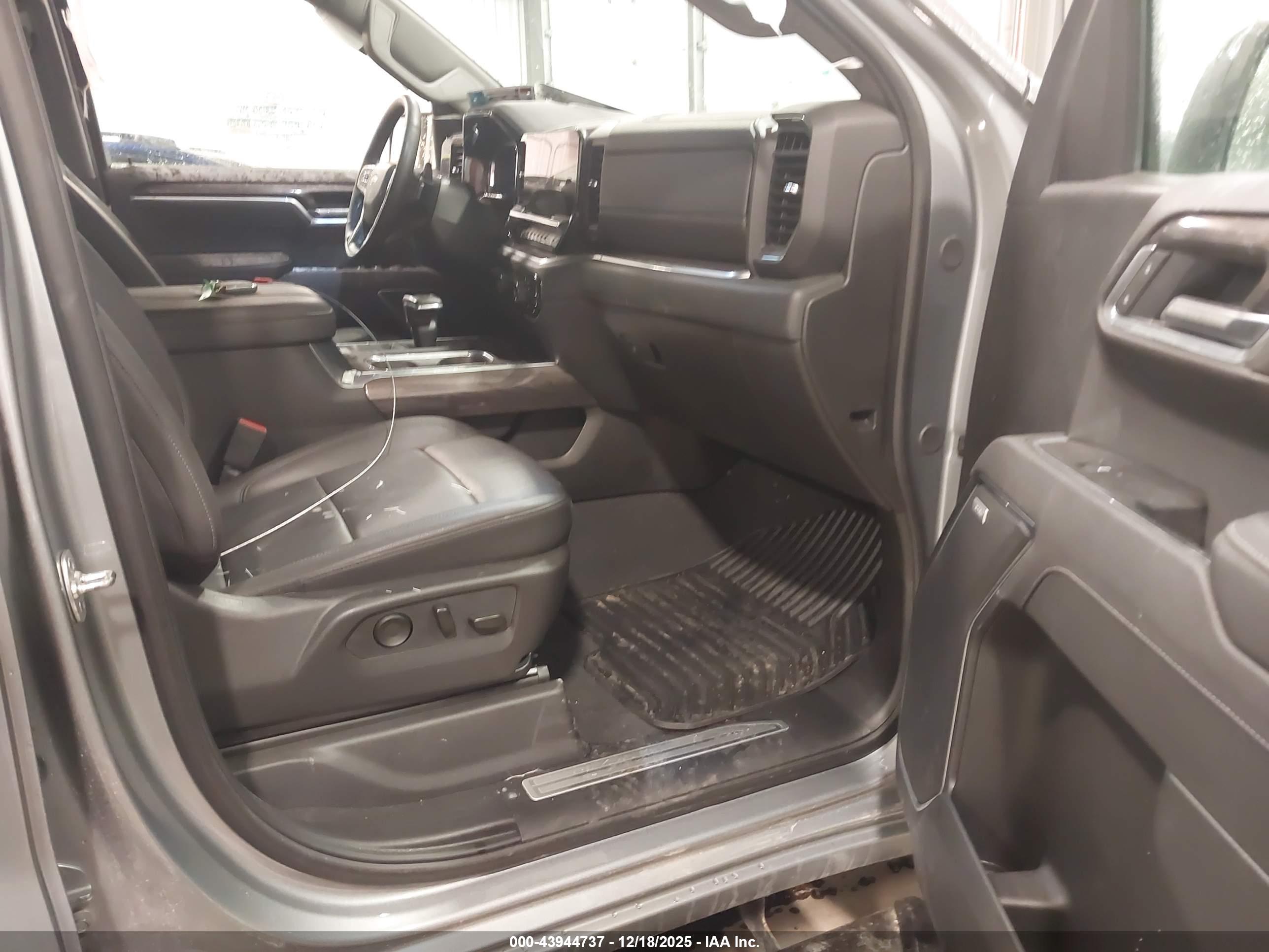 CHEVROLET SILVERADO image 5