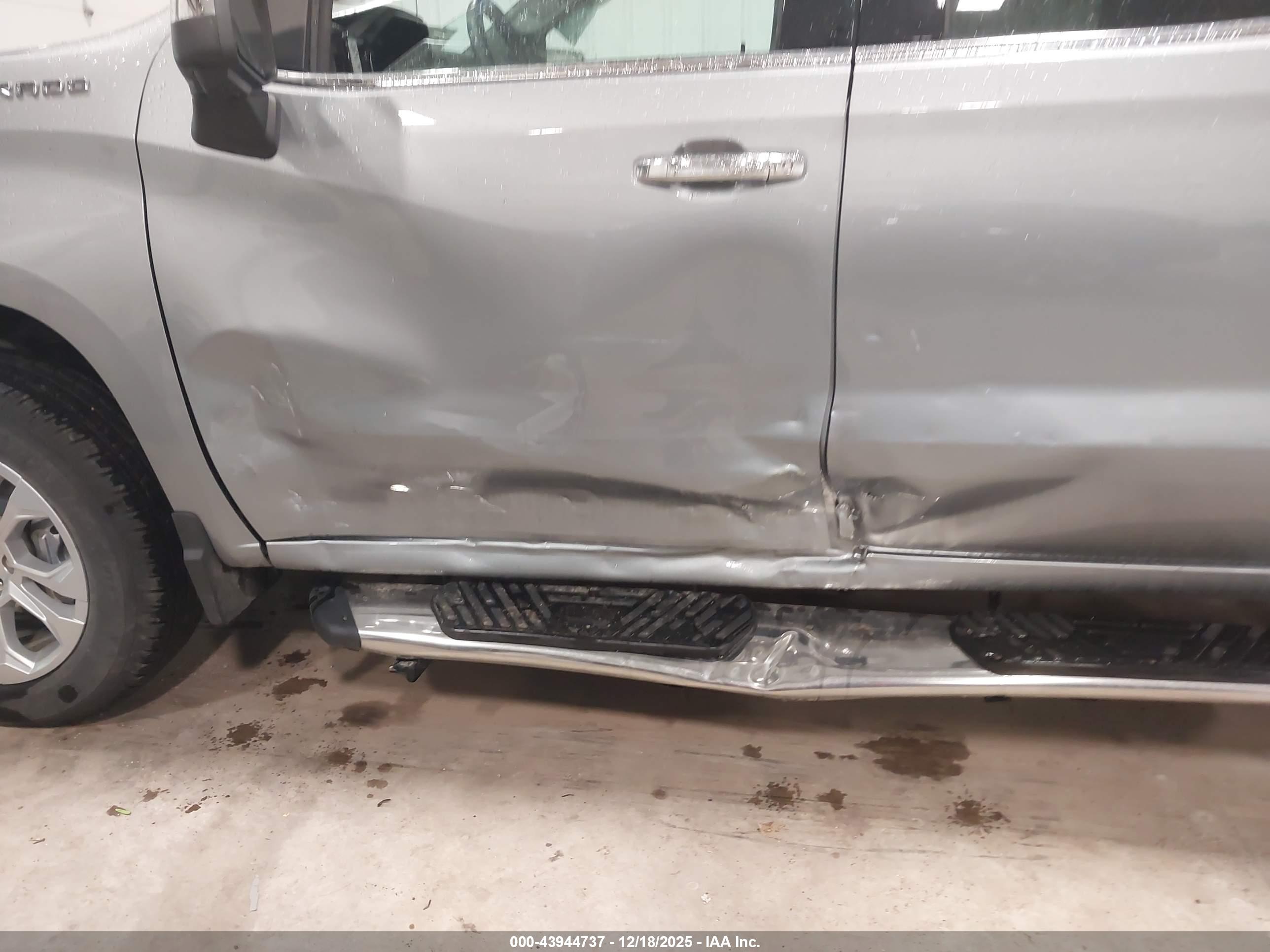 CHEVROLET SILVERADO image 6