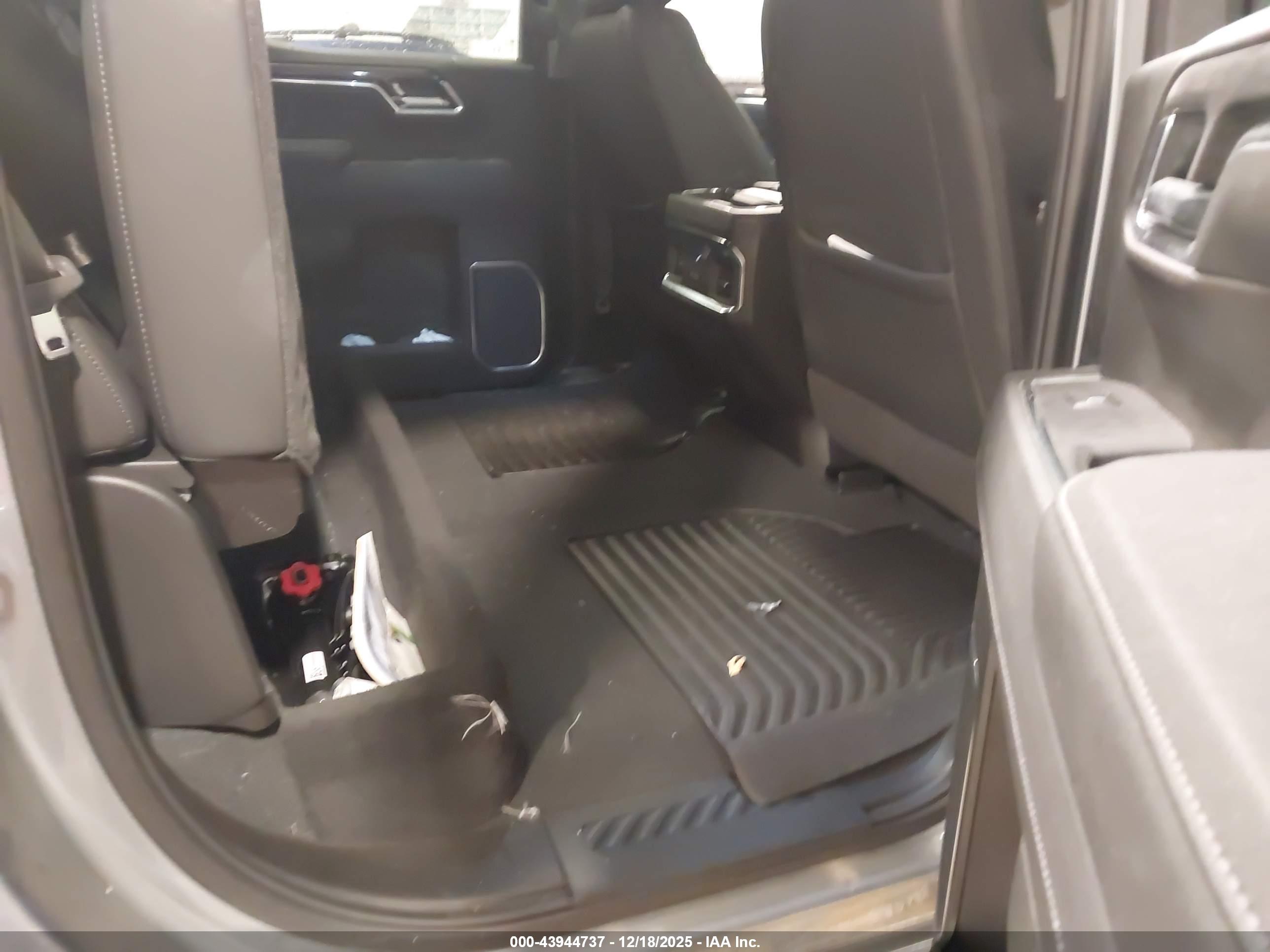 CHEVROLET SILVERADO image 8