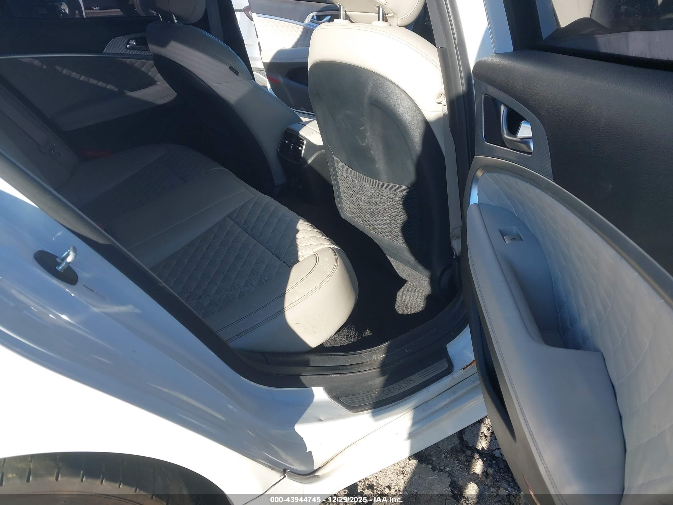 GENESIS G70 image 8