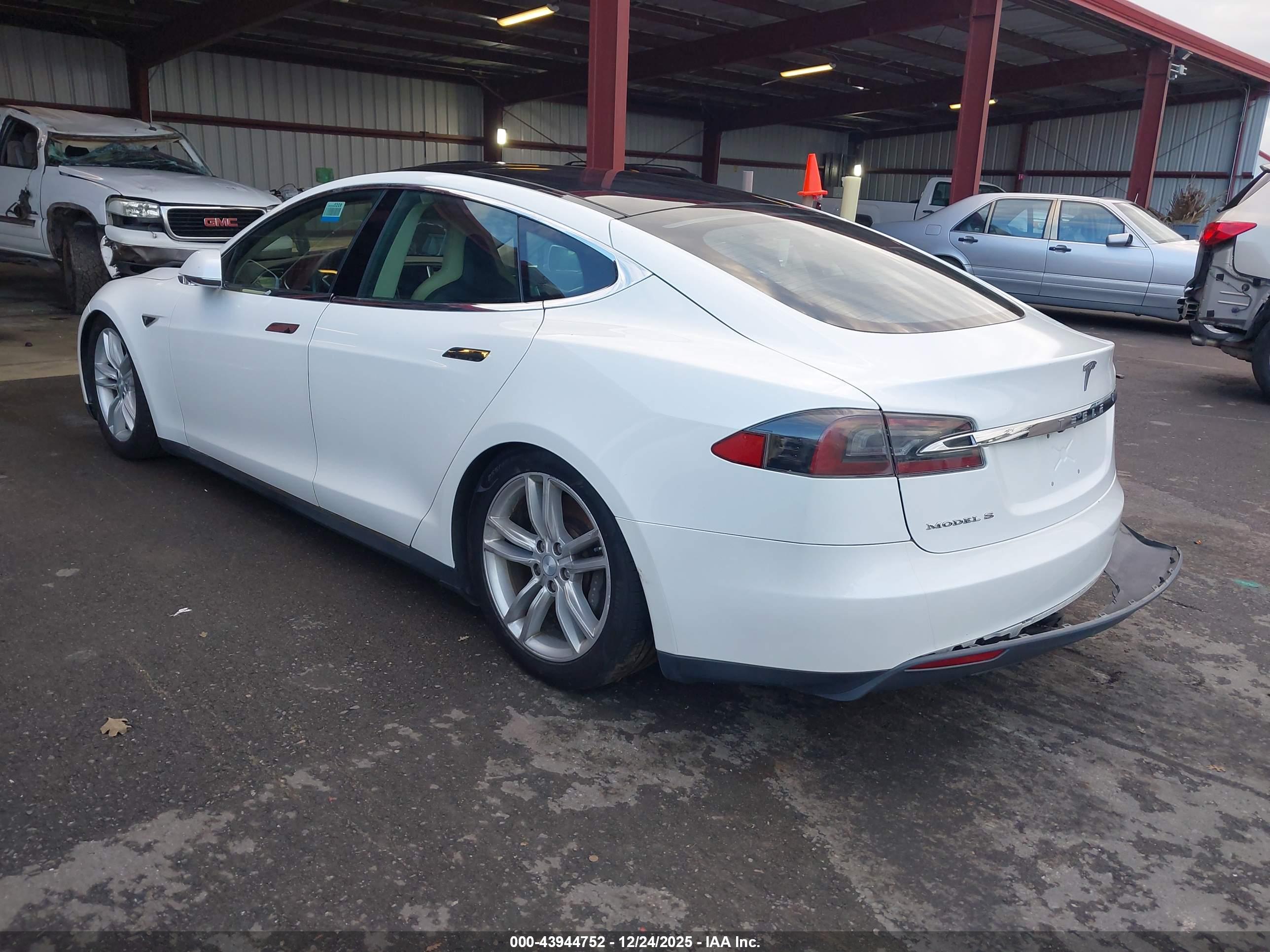 TESLA MODEL image 3