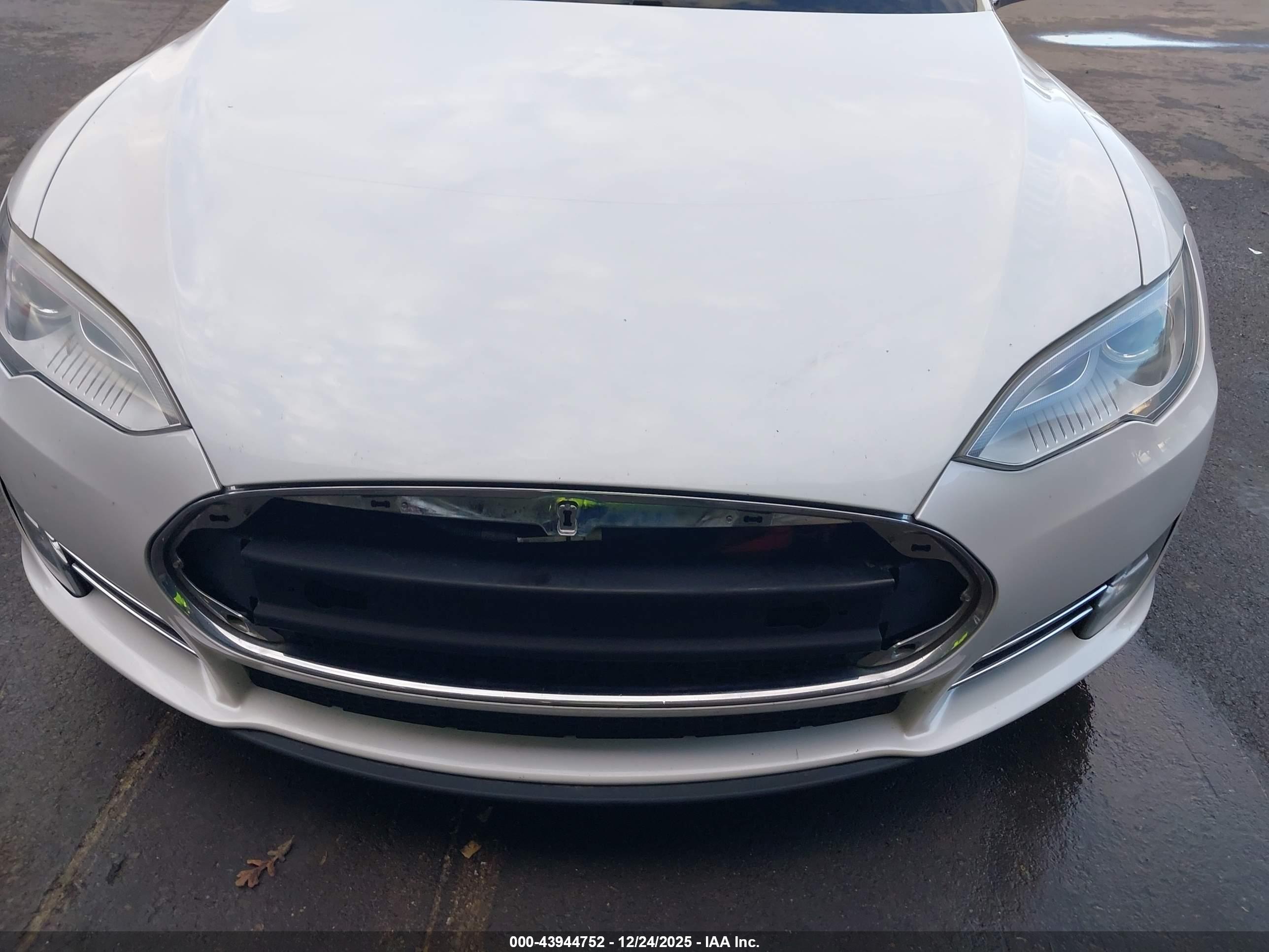 TESLA MODEL image 6