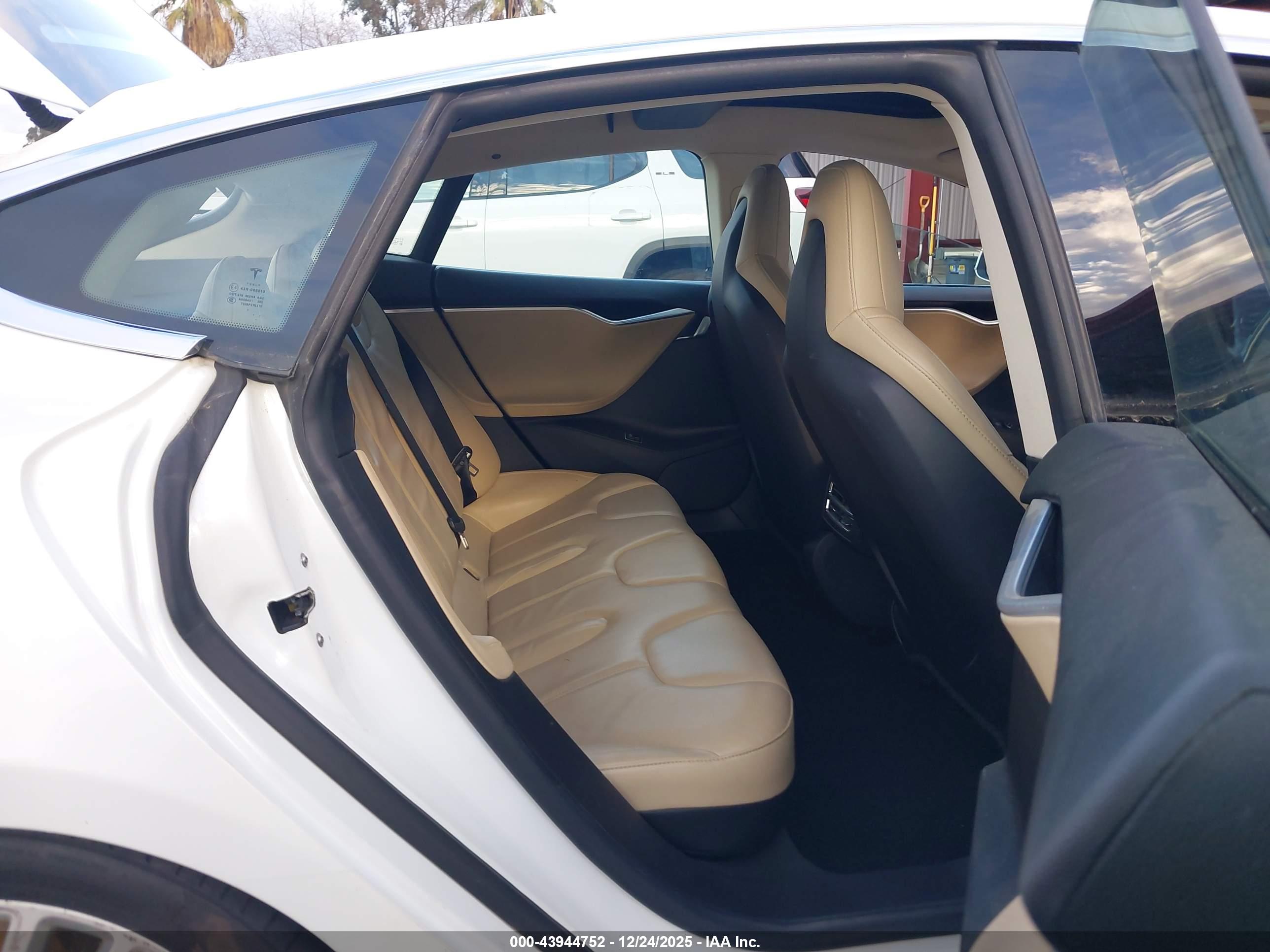 TESLA MODEL image 8