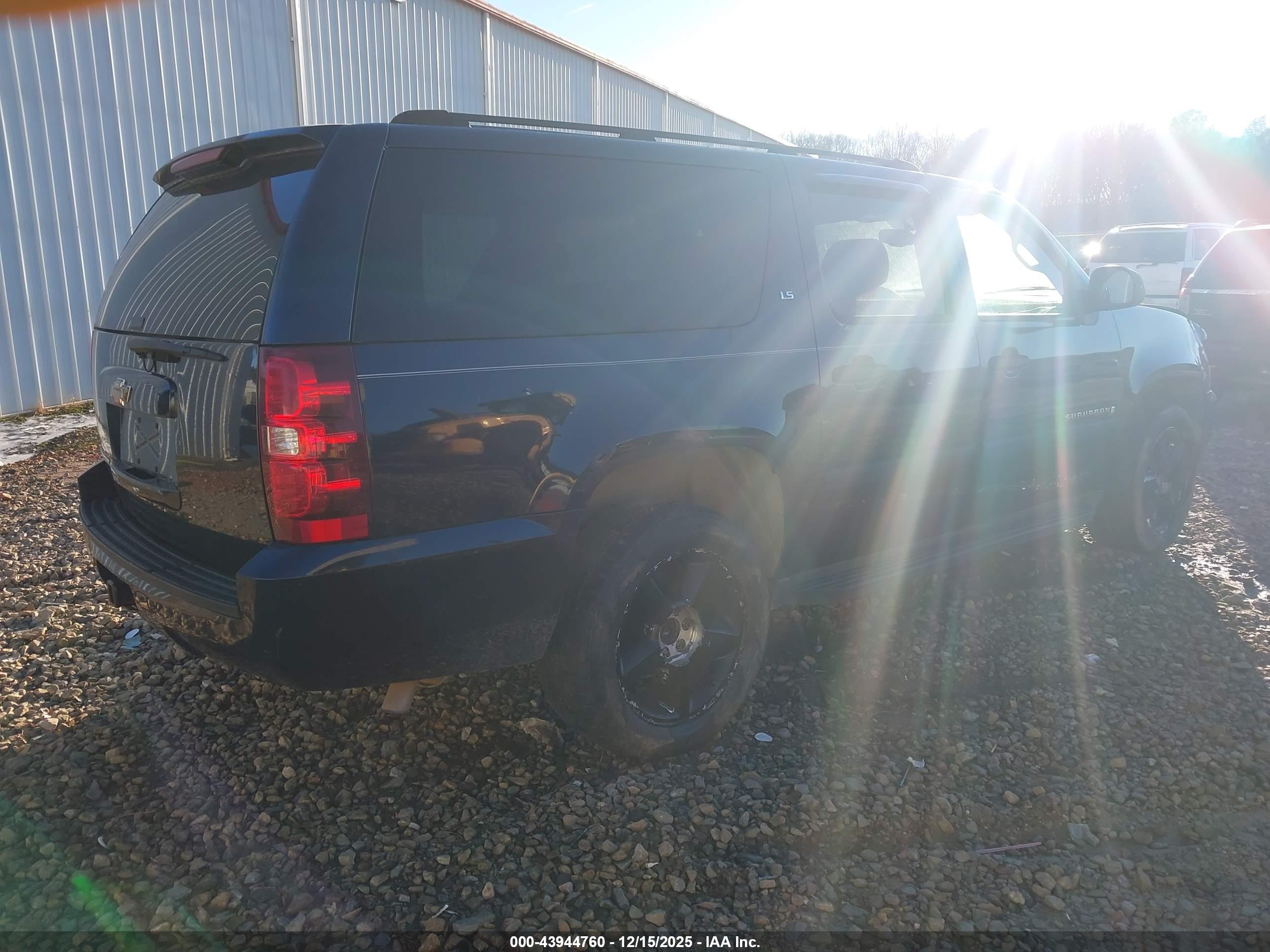 CHEVROLET SUBURBAN image 4