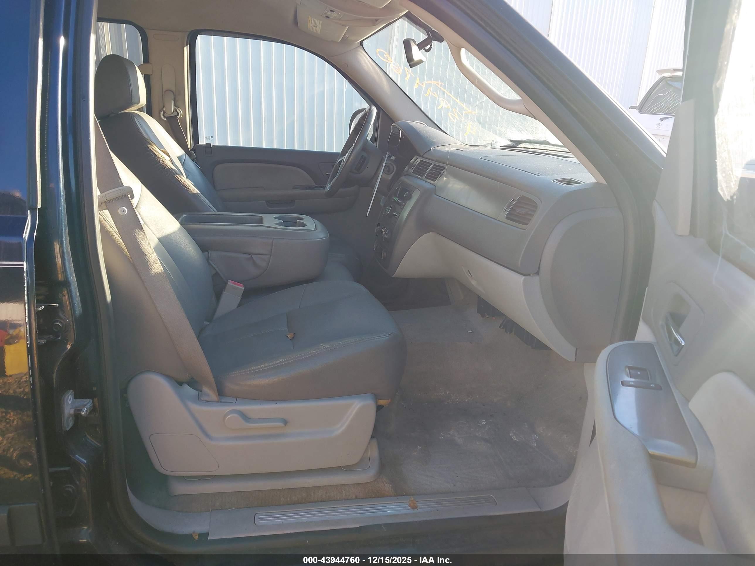 CHEVROLET SUBURBAN image 5