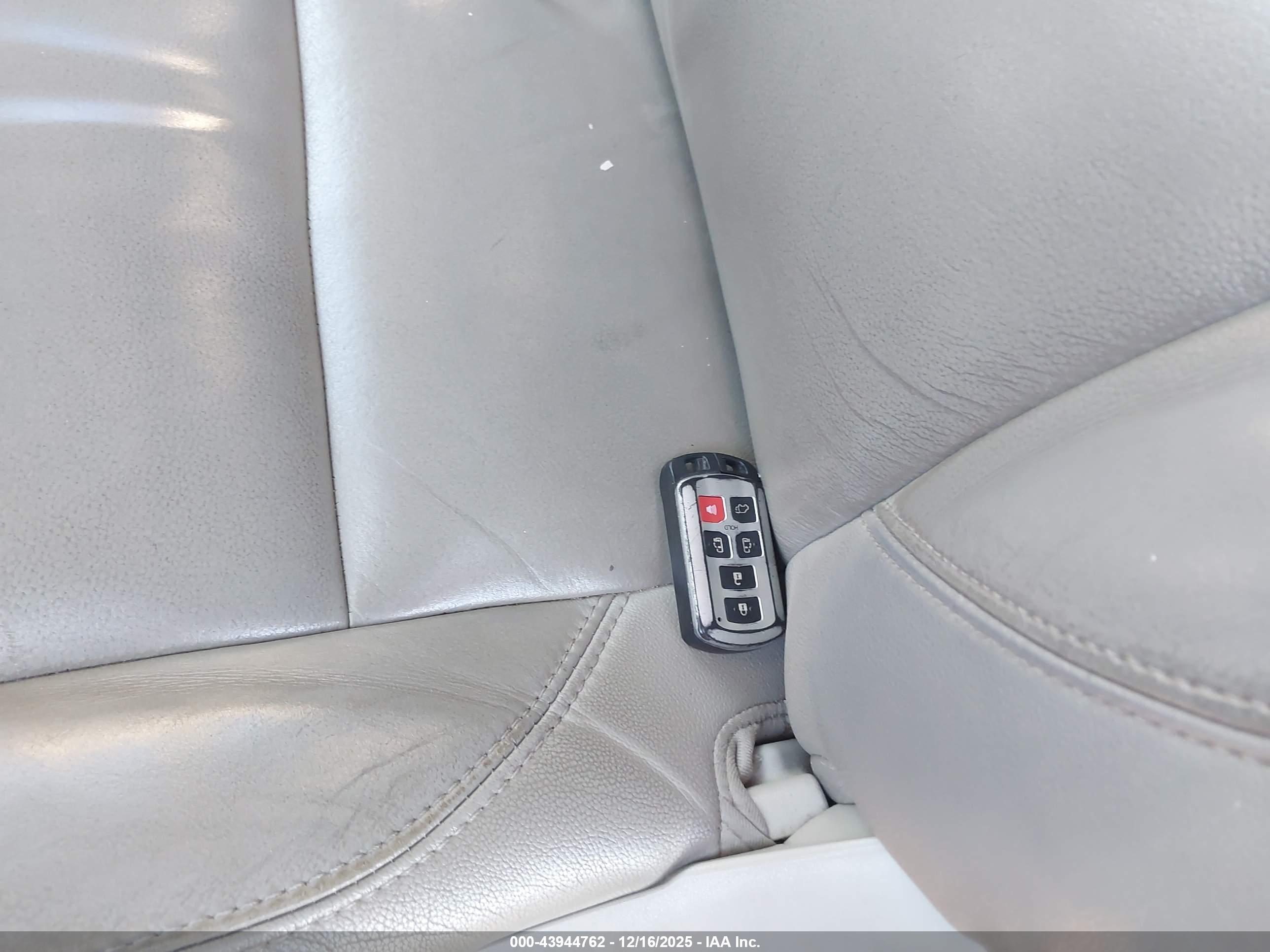 TOYOTA SIENNA image 11