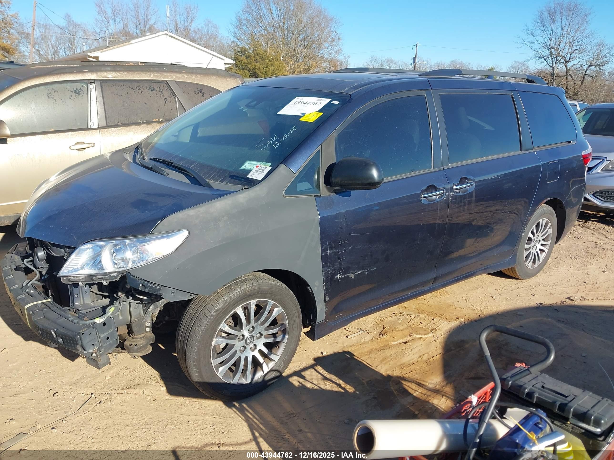 TOYOTA SIENNA image 2