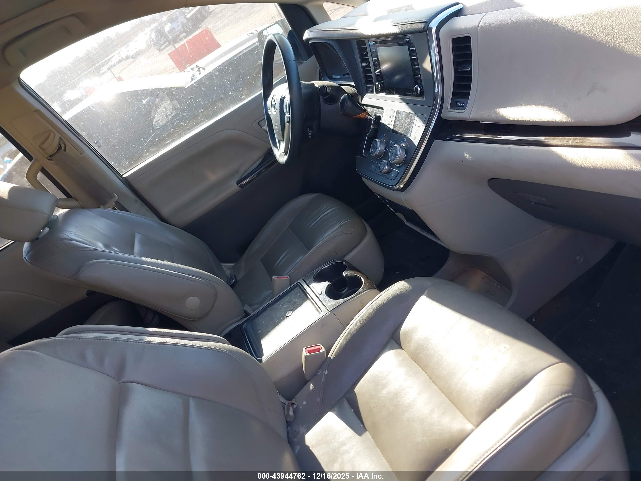TOYOTA SIENNA image 5