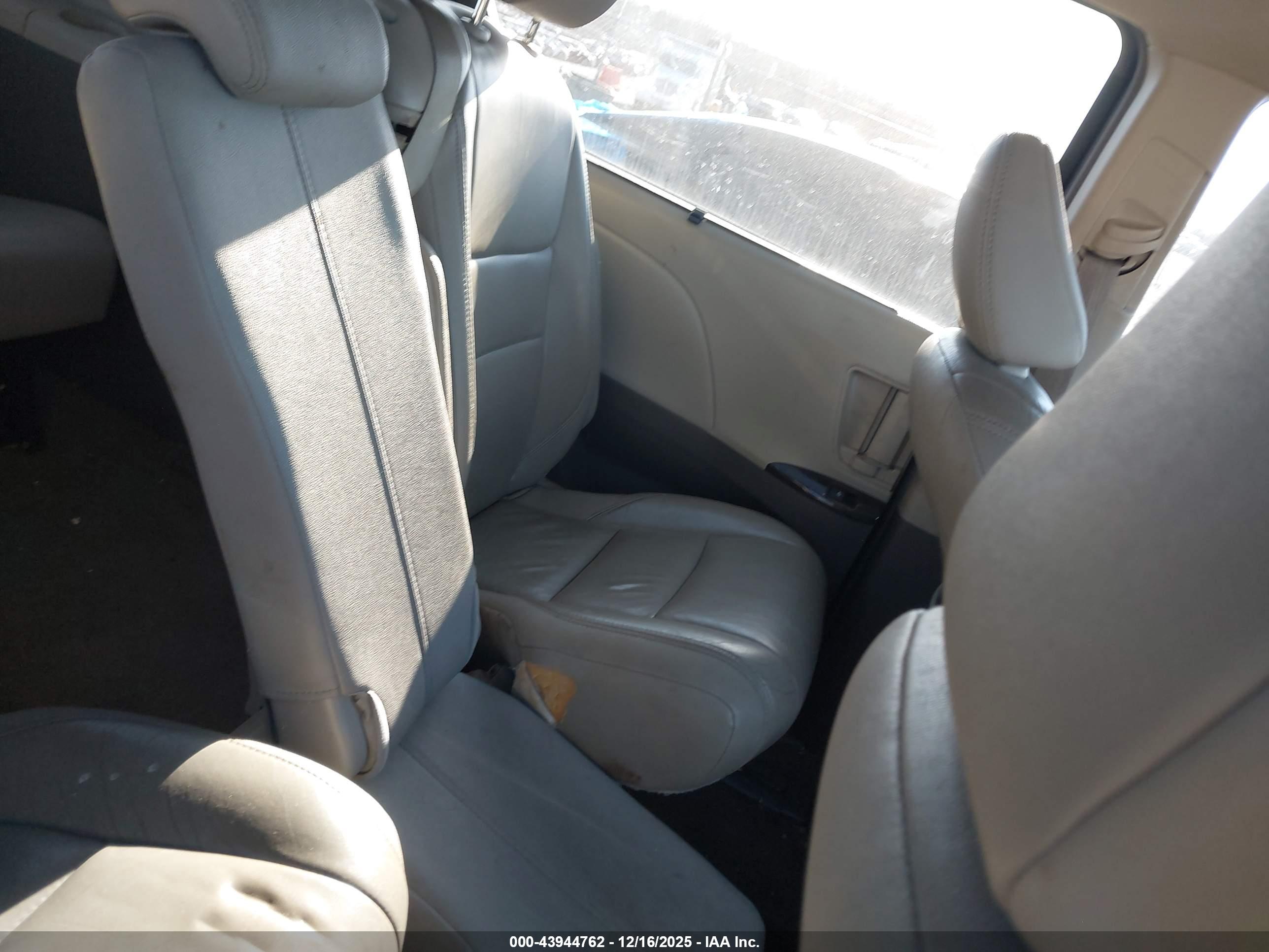 TOYOTA SIENNA image 8