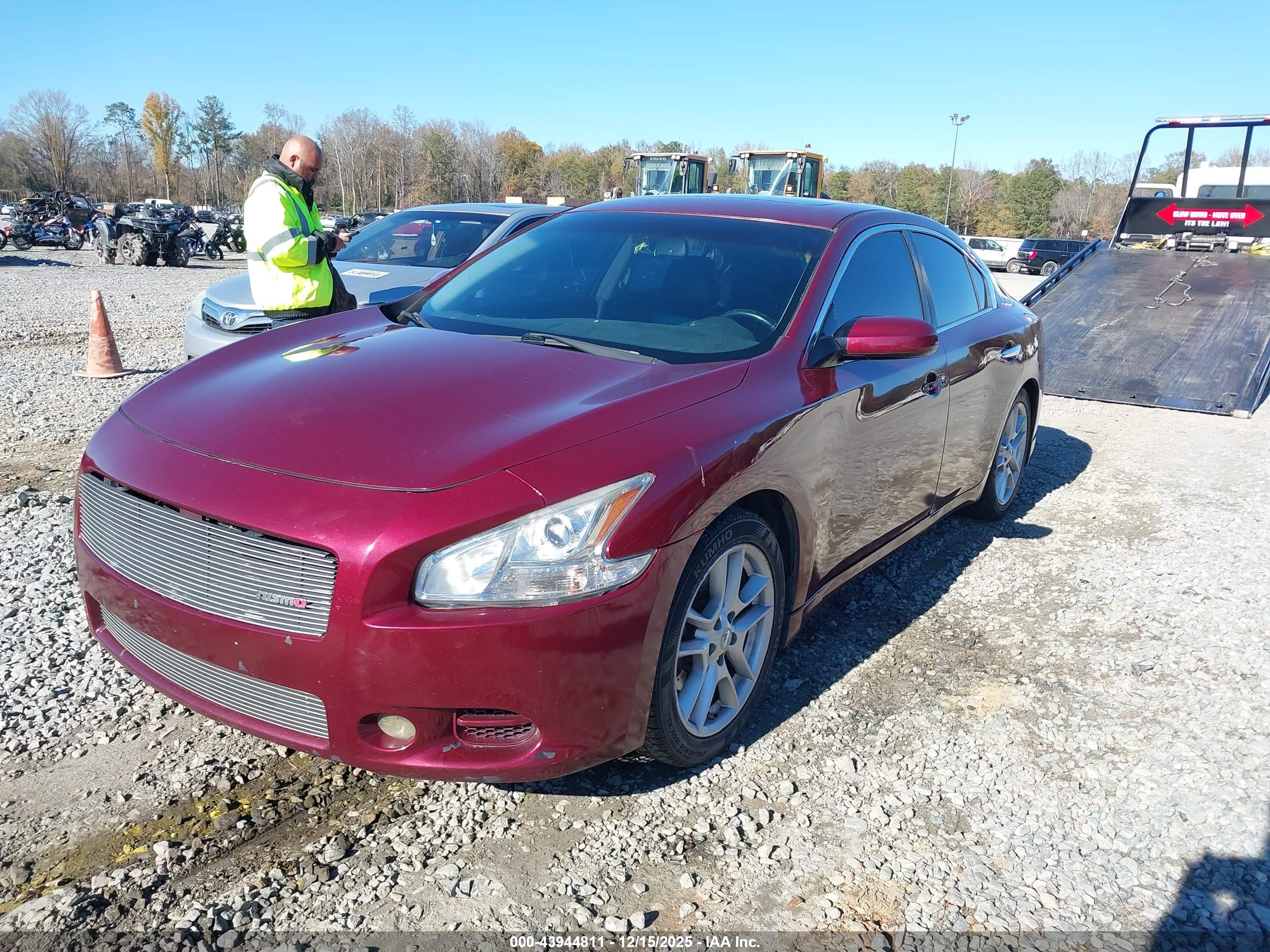 NISSAN MAXIMA image 2