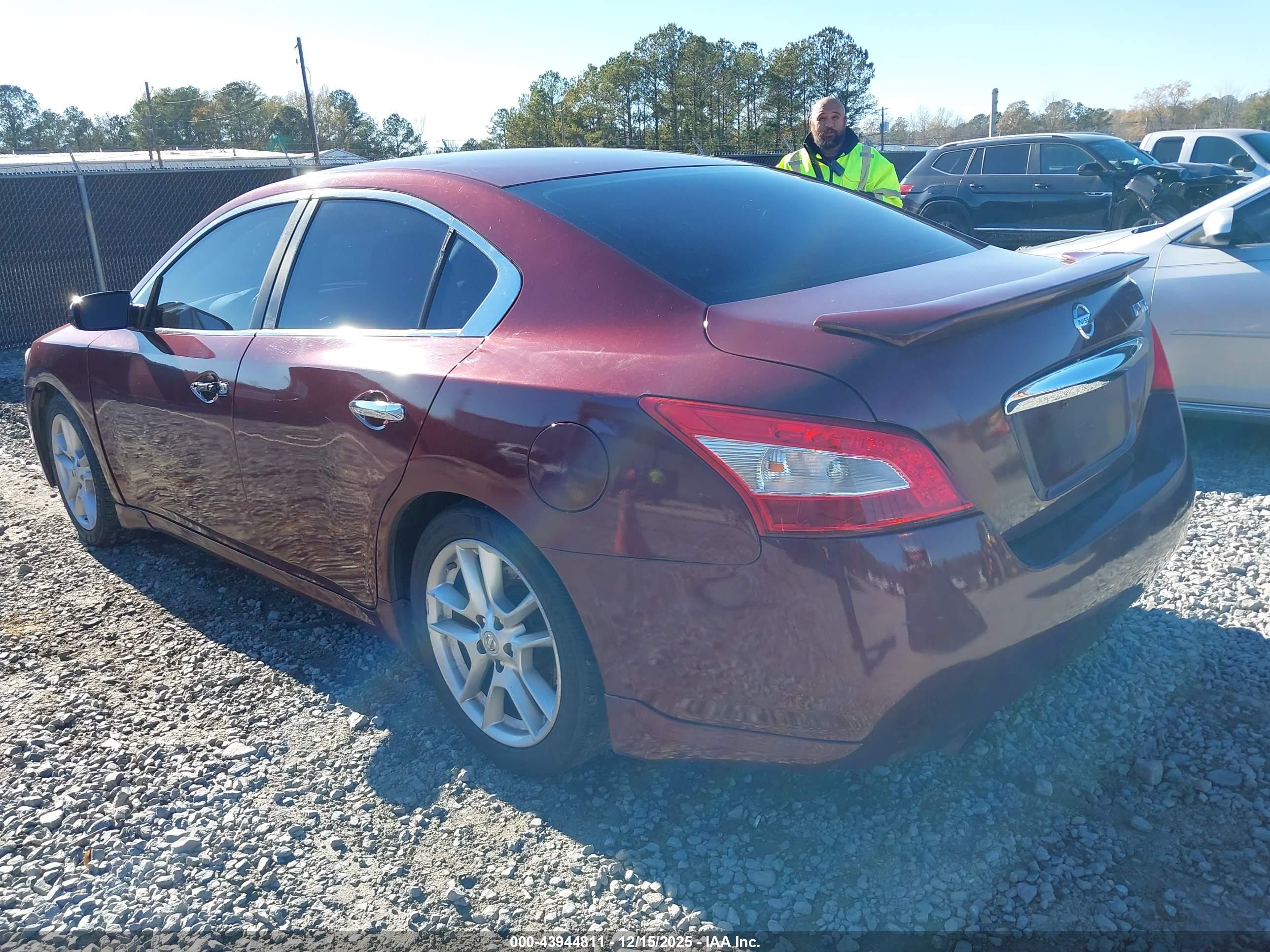 NISSAN MAXIMA image 3