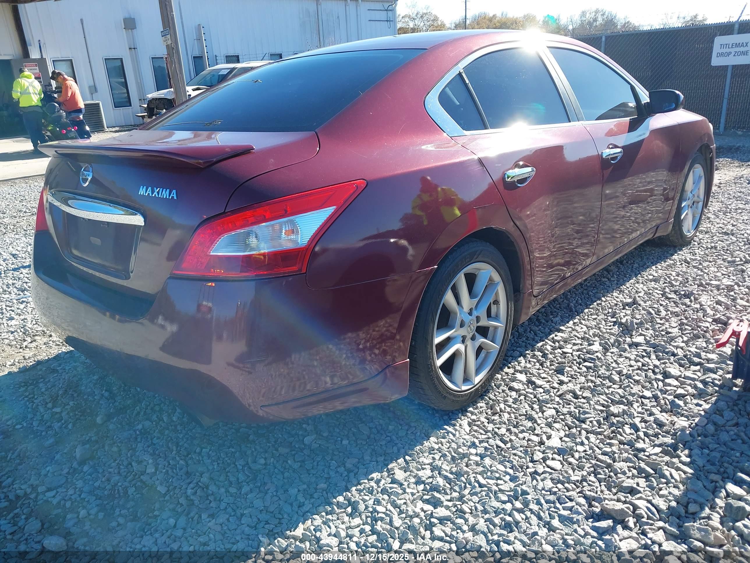 NISSAN MAXIMA image 4