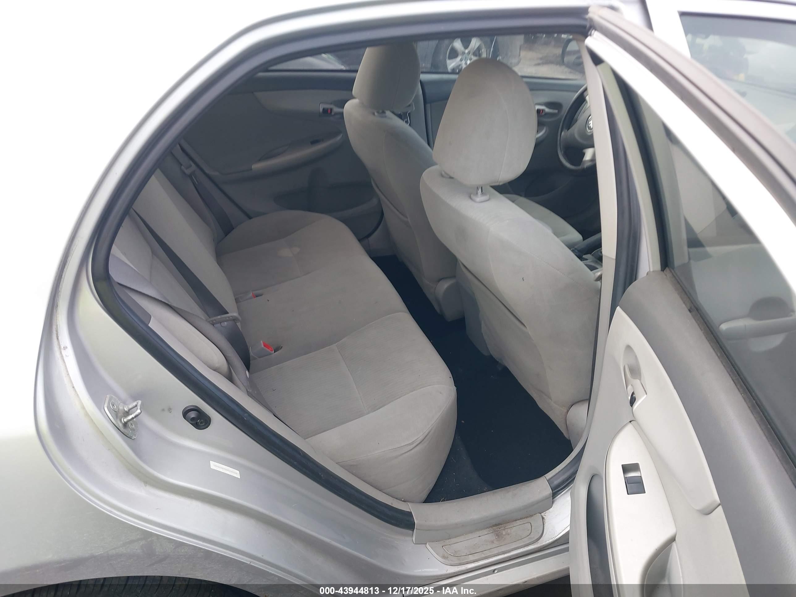 TOYOTA COROLLA image 8