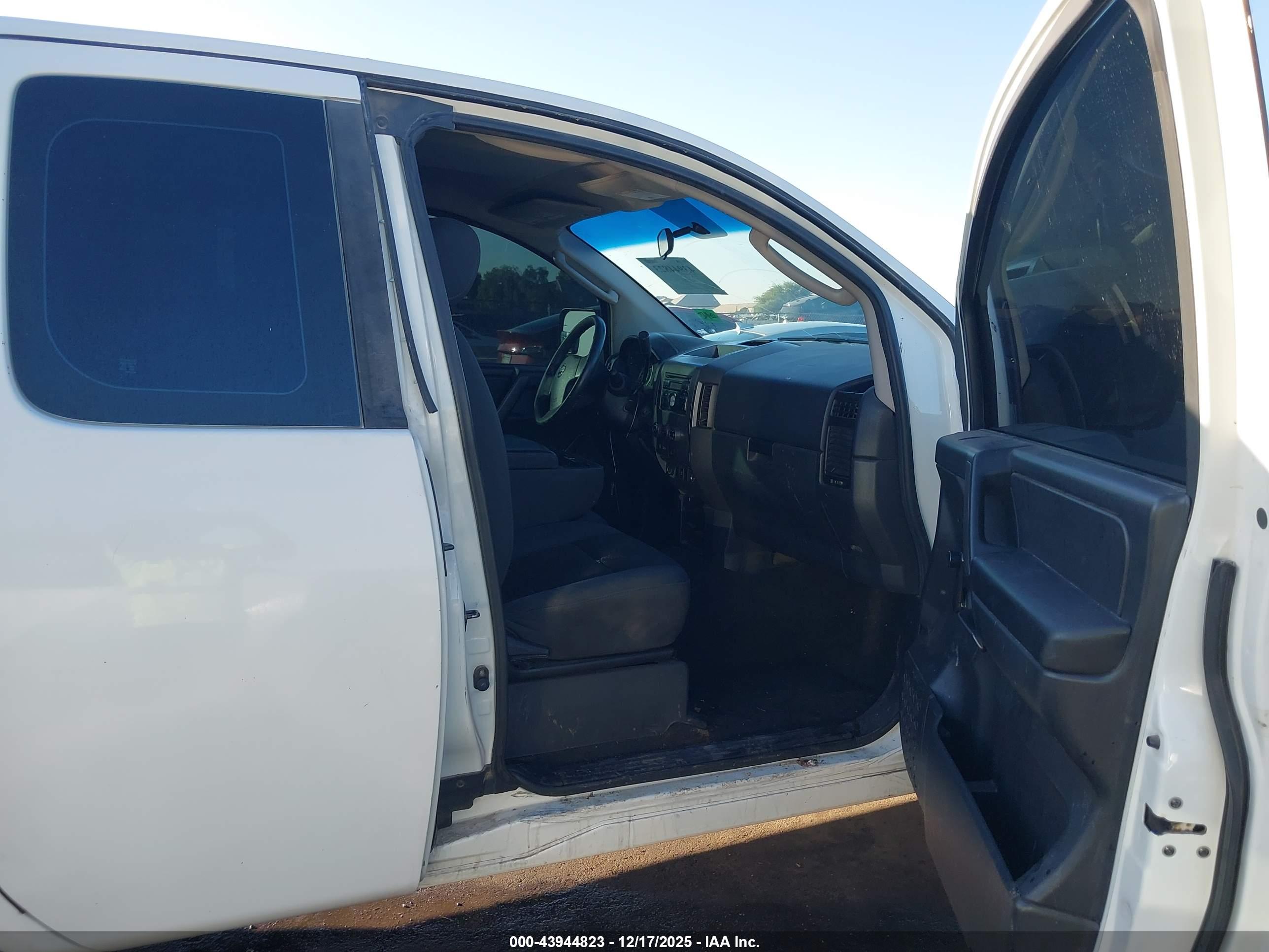 NISSAN TITAN image 5