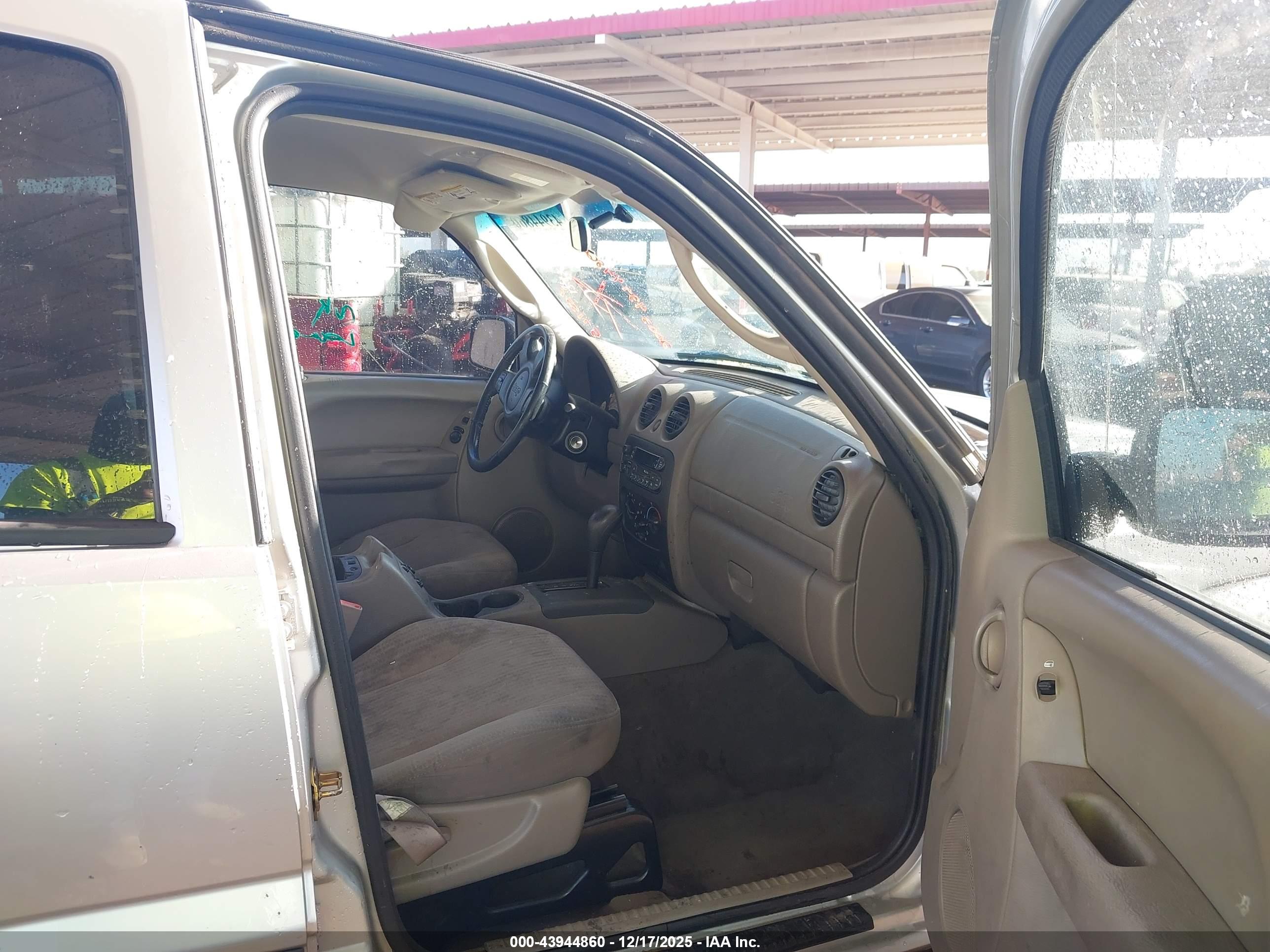 JEEP LIBERTY image 5