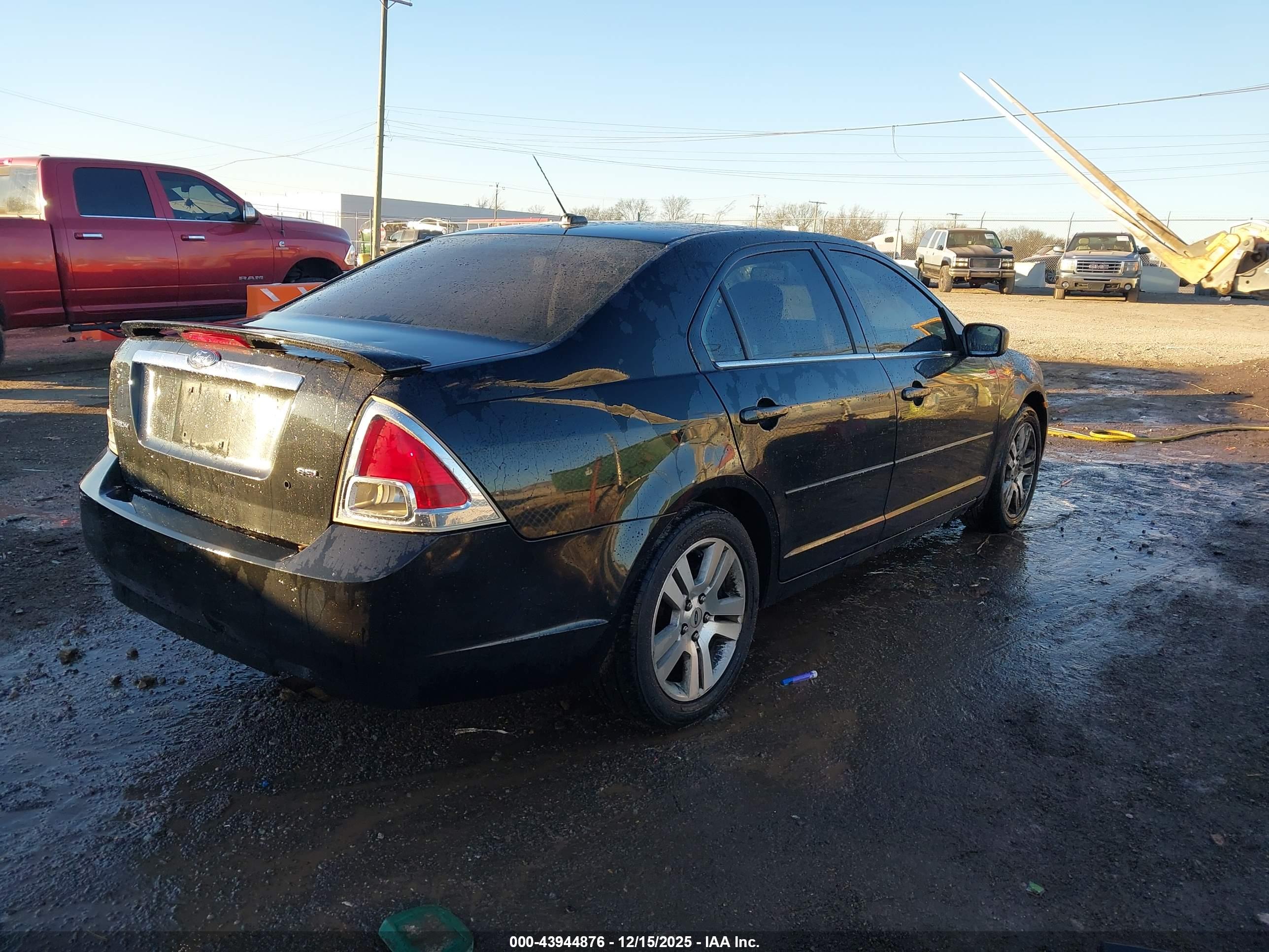 FORD FUSION image 4