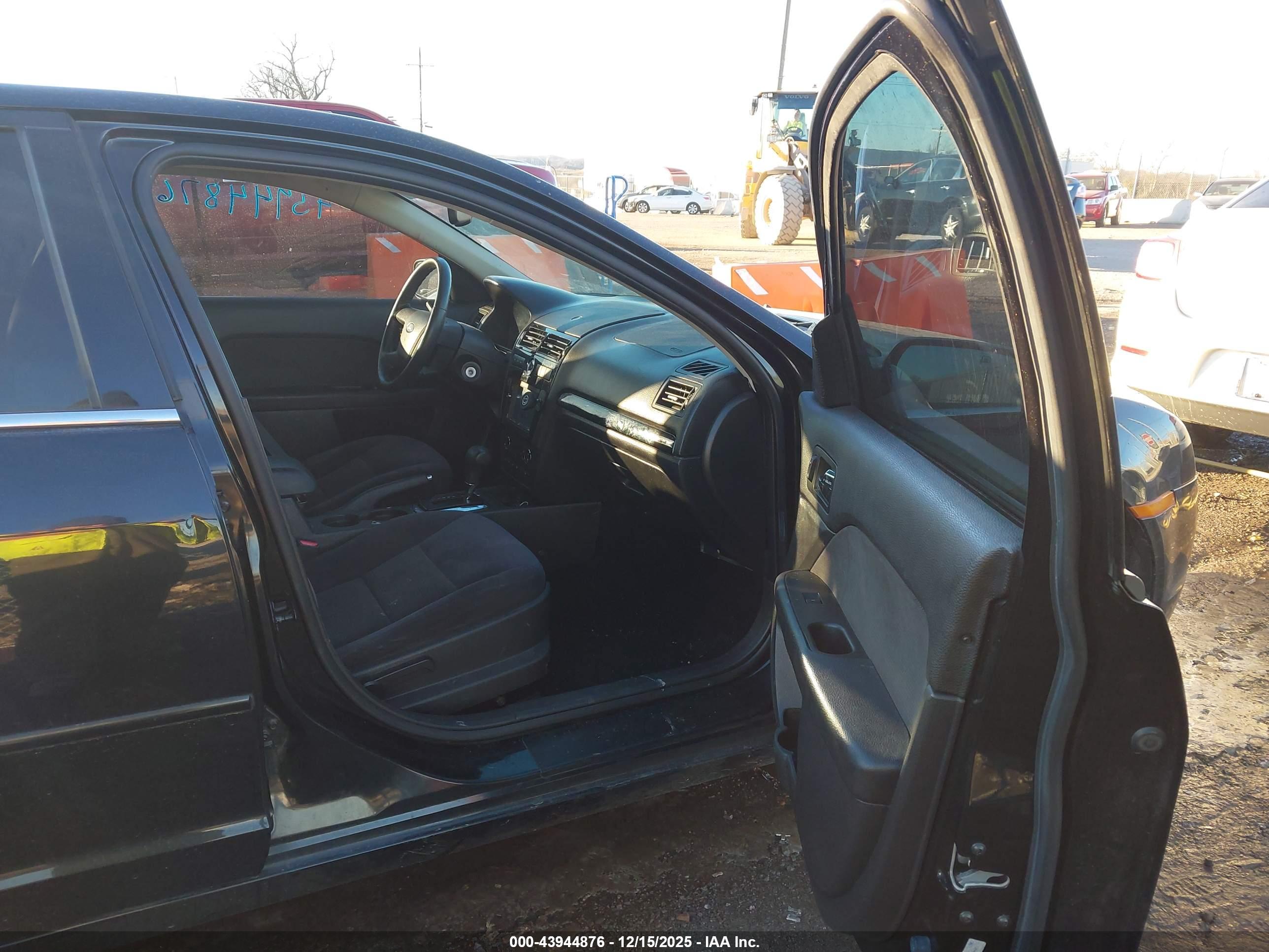 FORD FUSION image 5