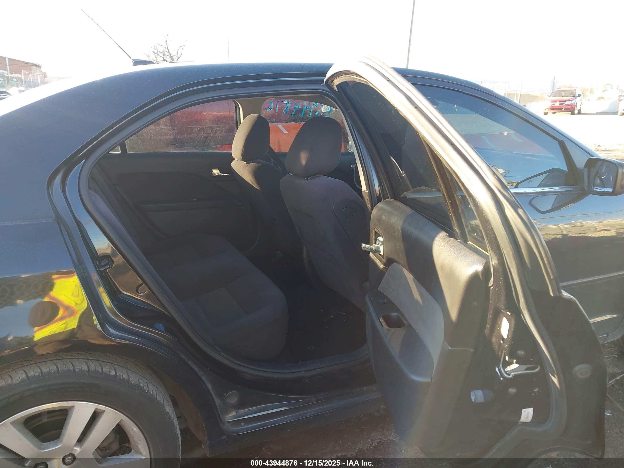 FORD FUSION image 8