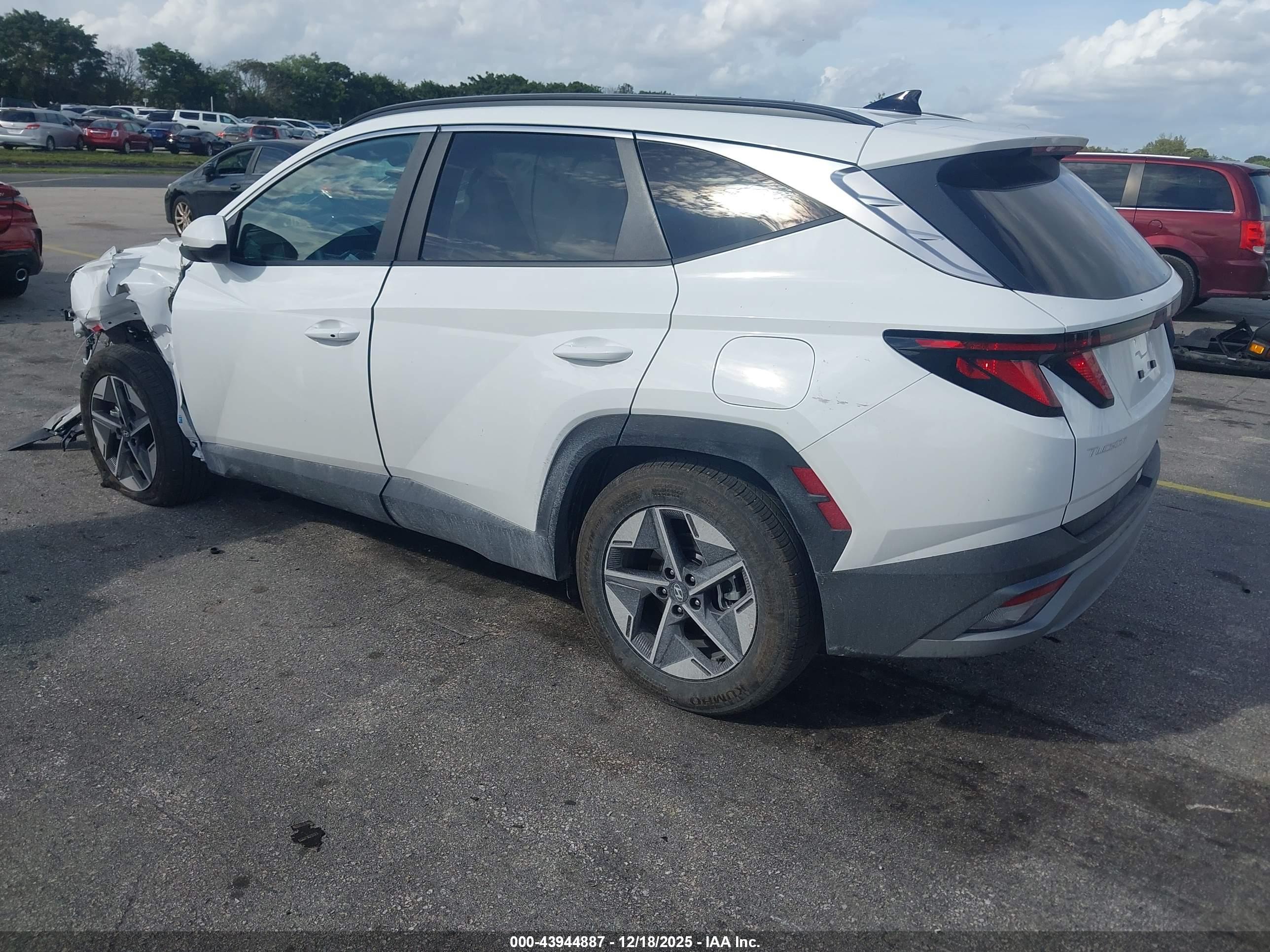 HYUNDAI TUCSON image 3