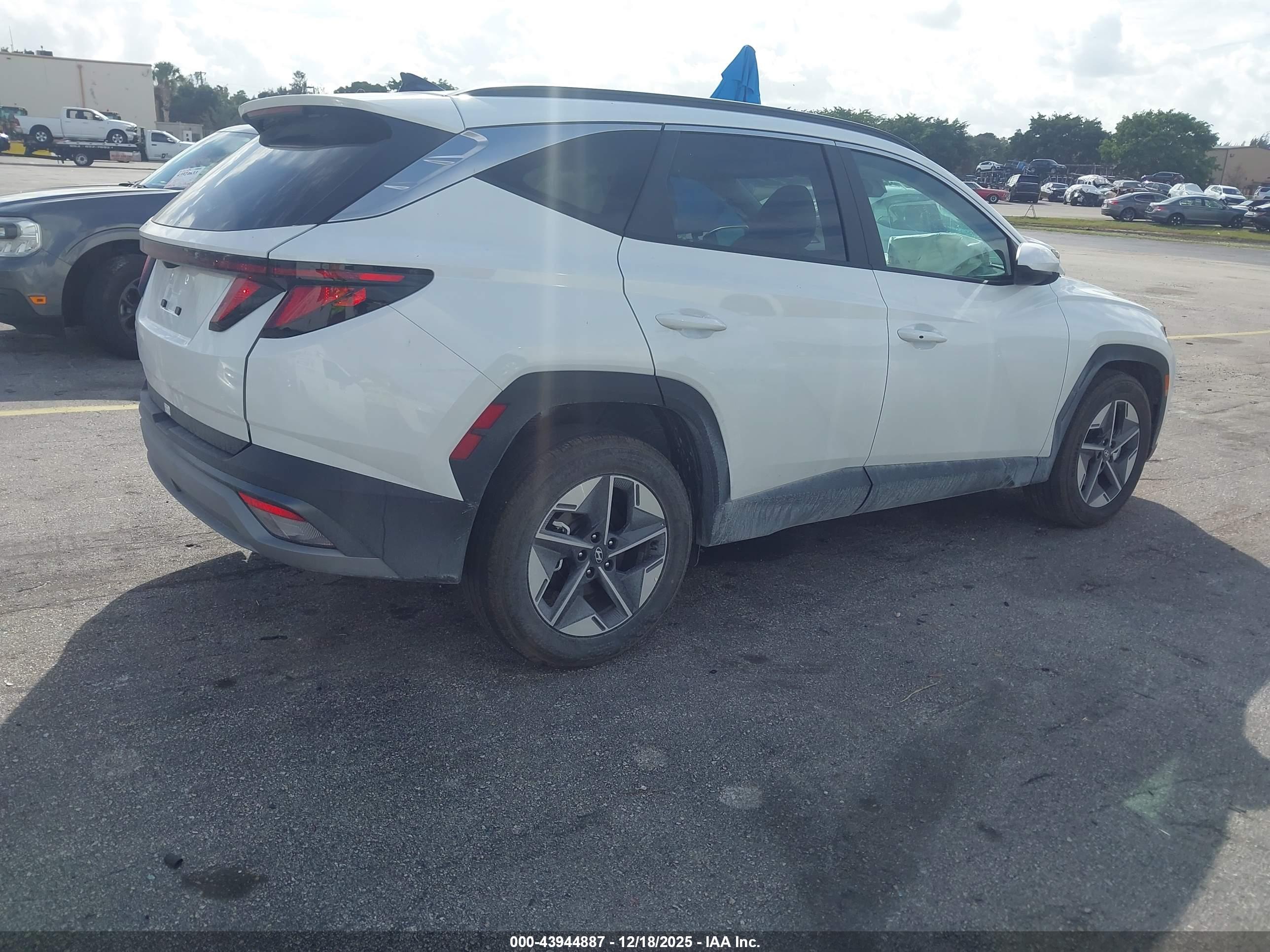 HYUNDAI TUCSON image 4
