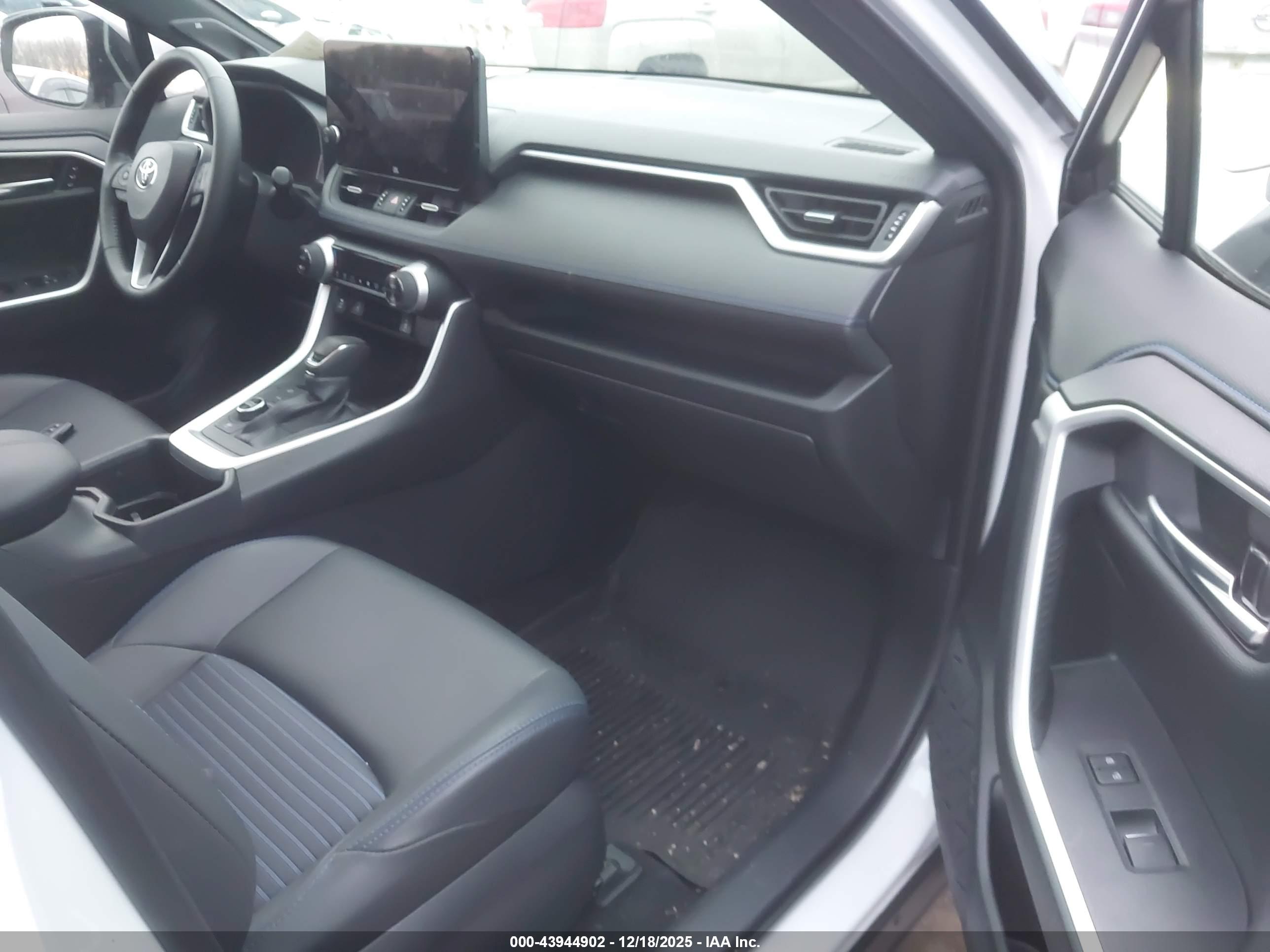 TOYOTA RAV4 image 5