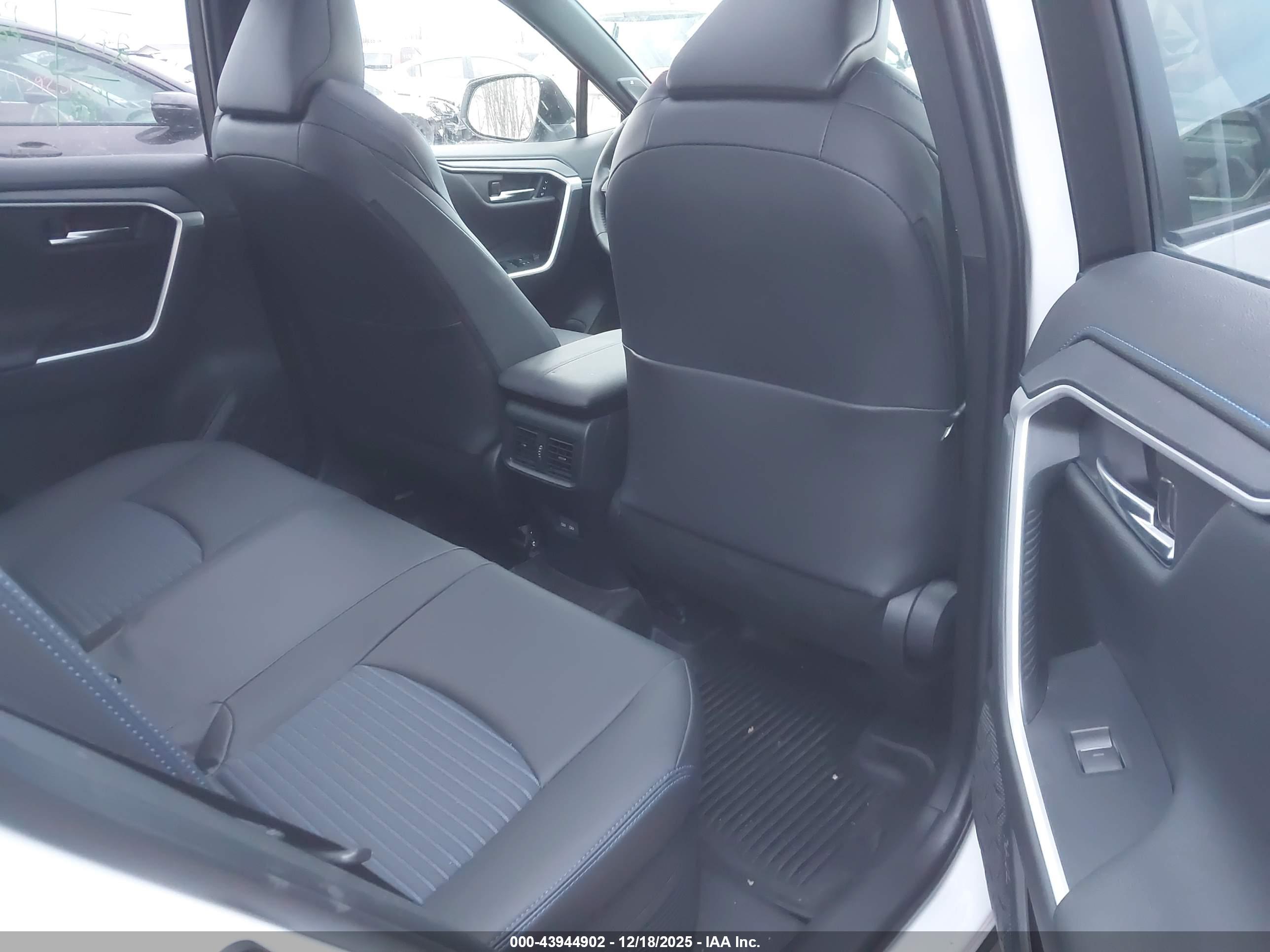 TOYOTA RAV4 image 8