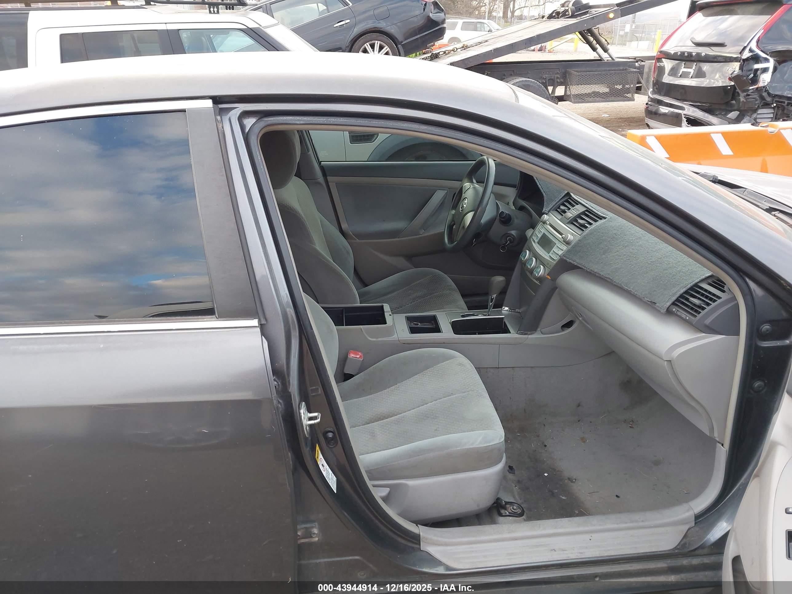 TOYOTA CAMRY image 5