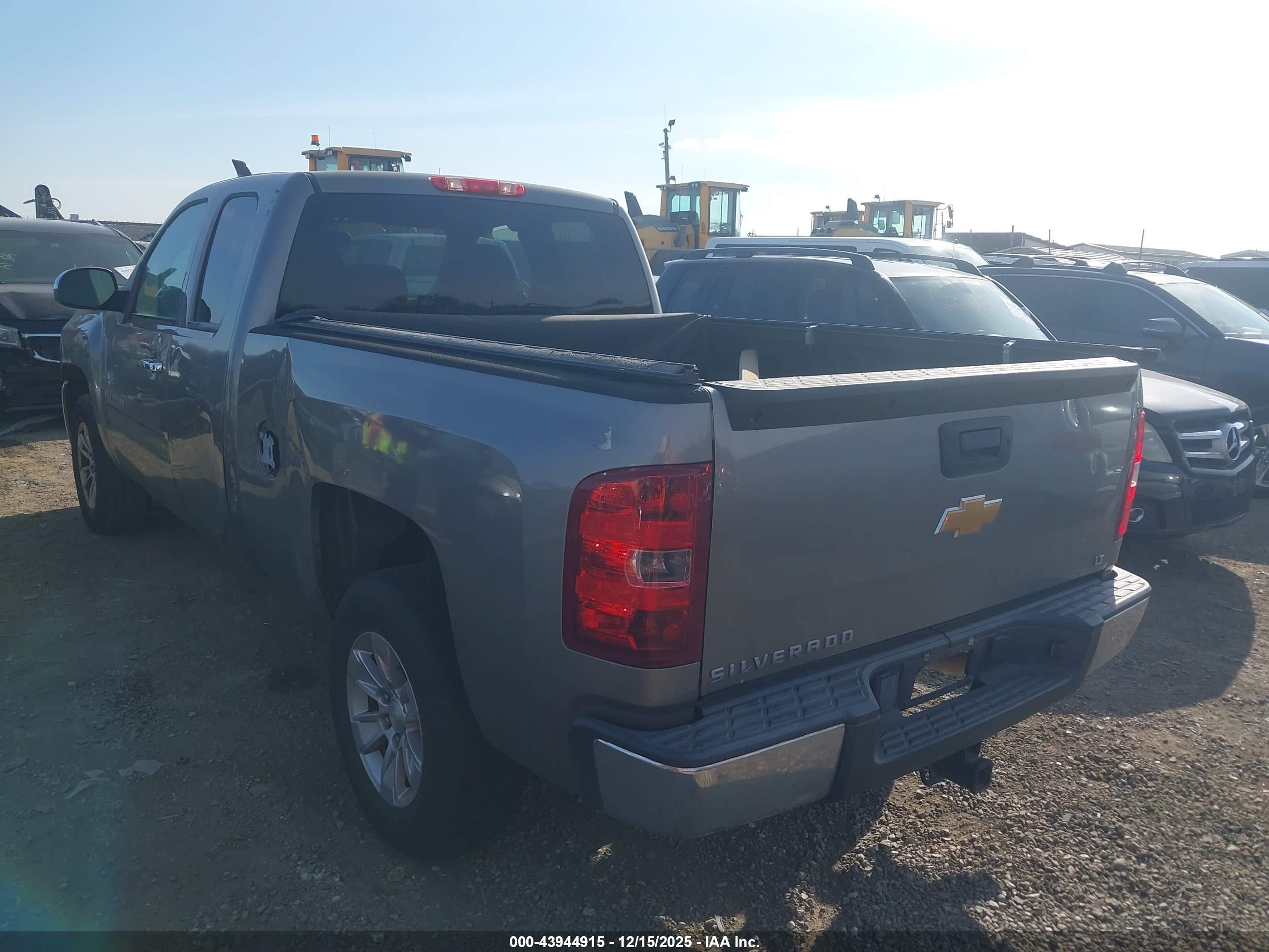 CHEVROLET SILVERADO image 3