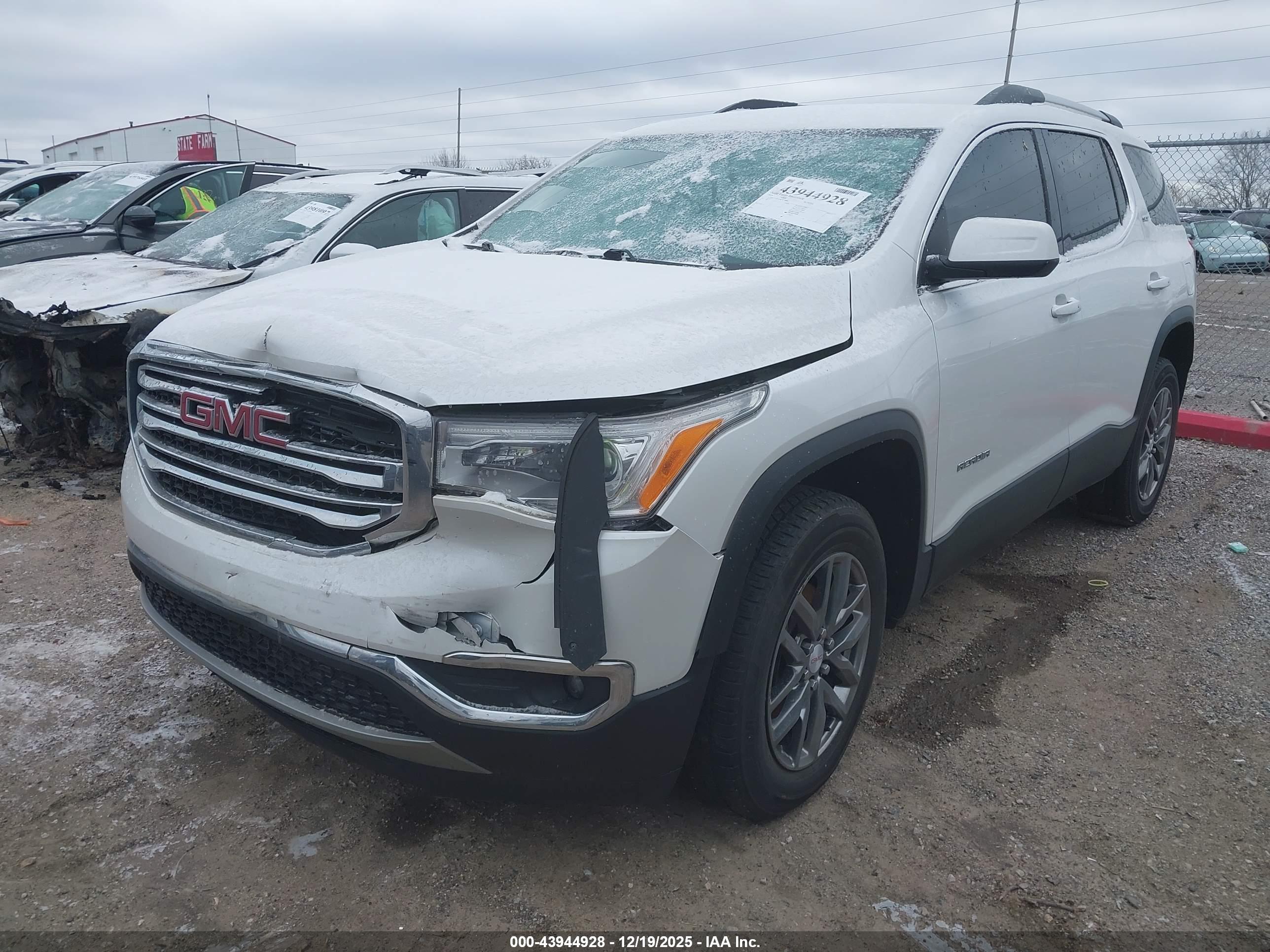 GMC ACADIA image 2