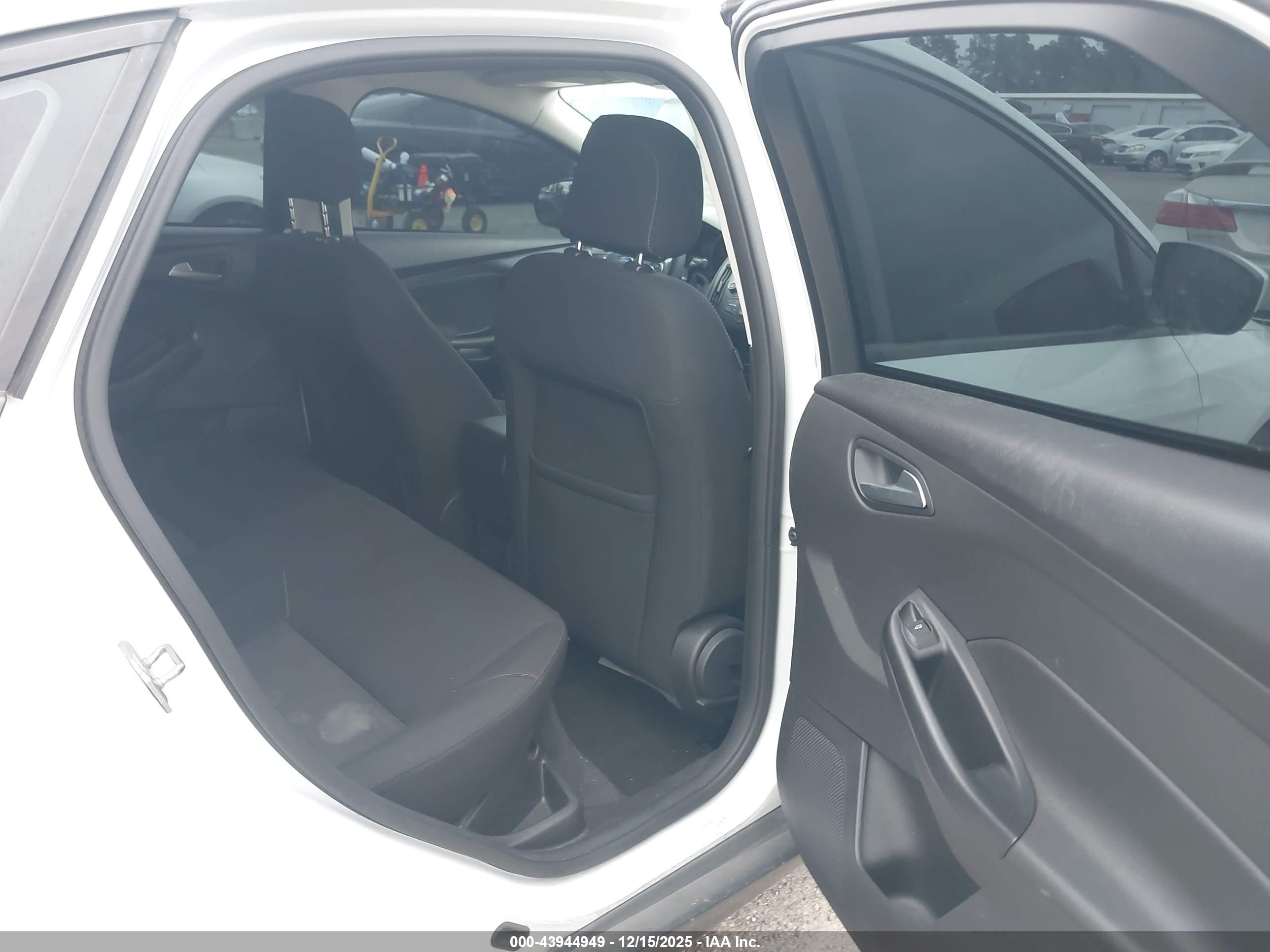 FORD FOCUS image 8