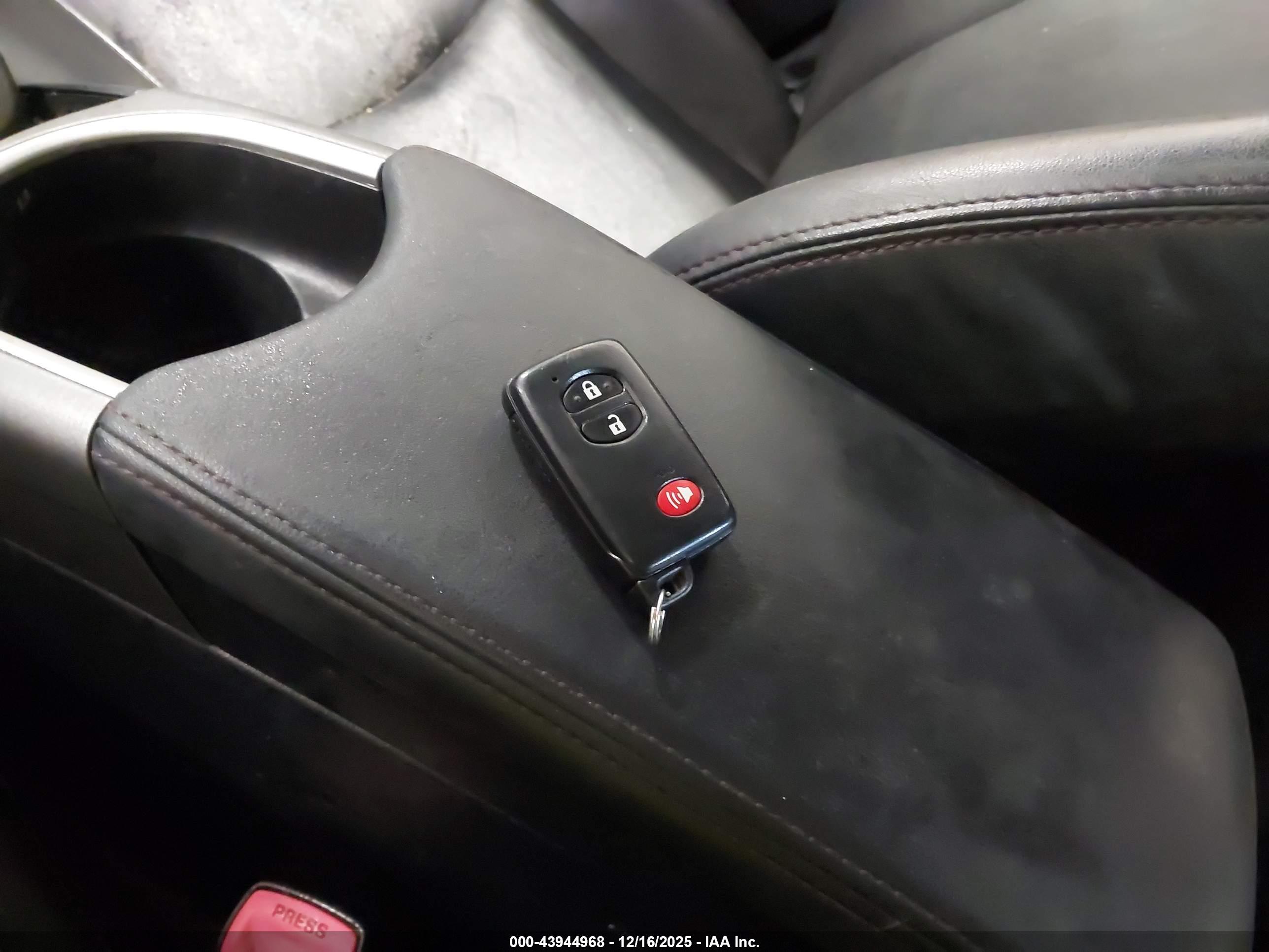 TOYOTA PRIUS image 11