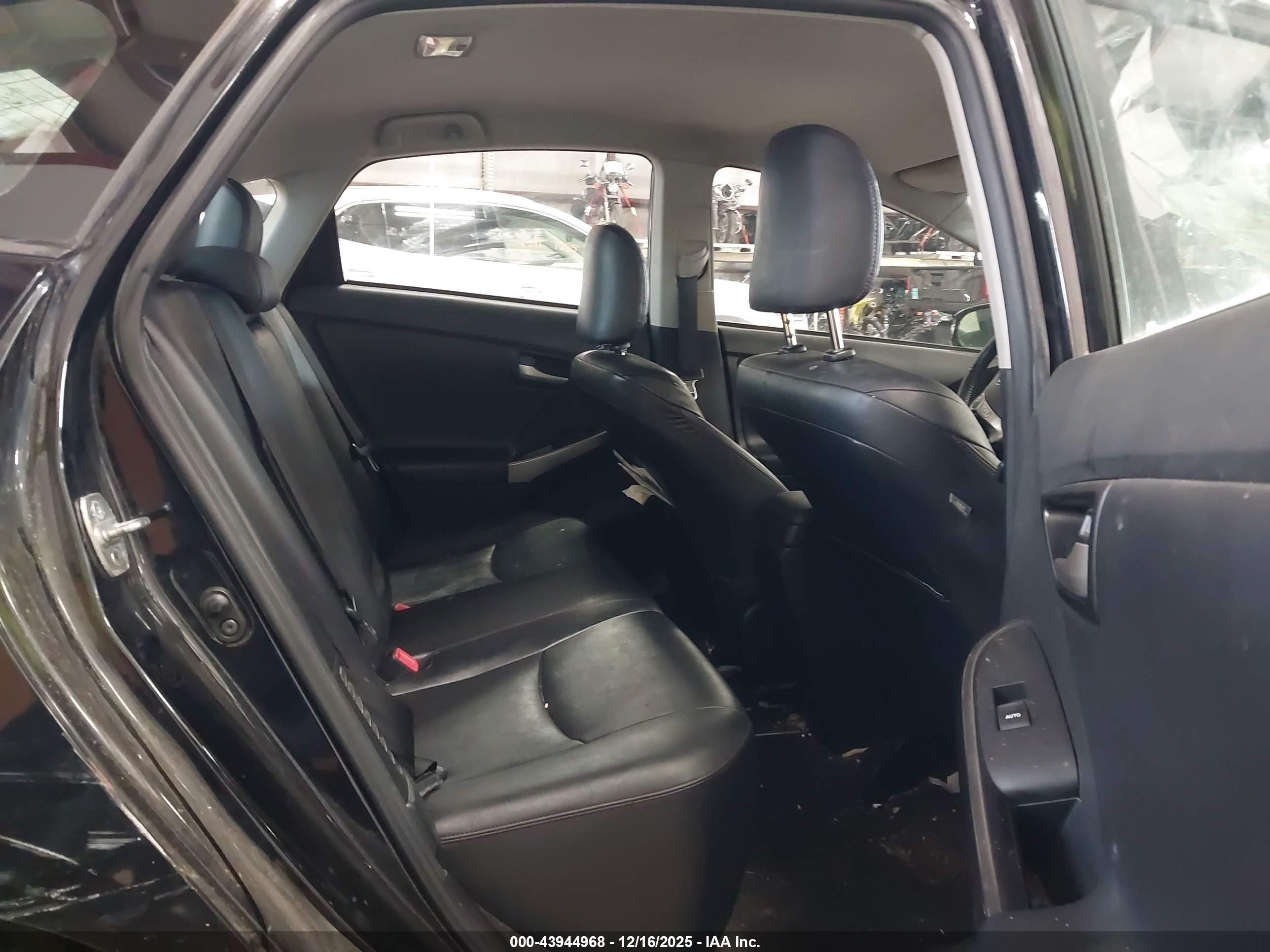TOYOTA PRIUS image 8