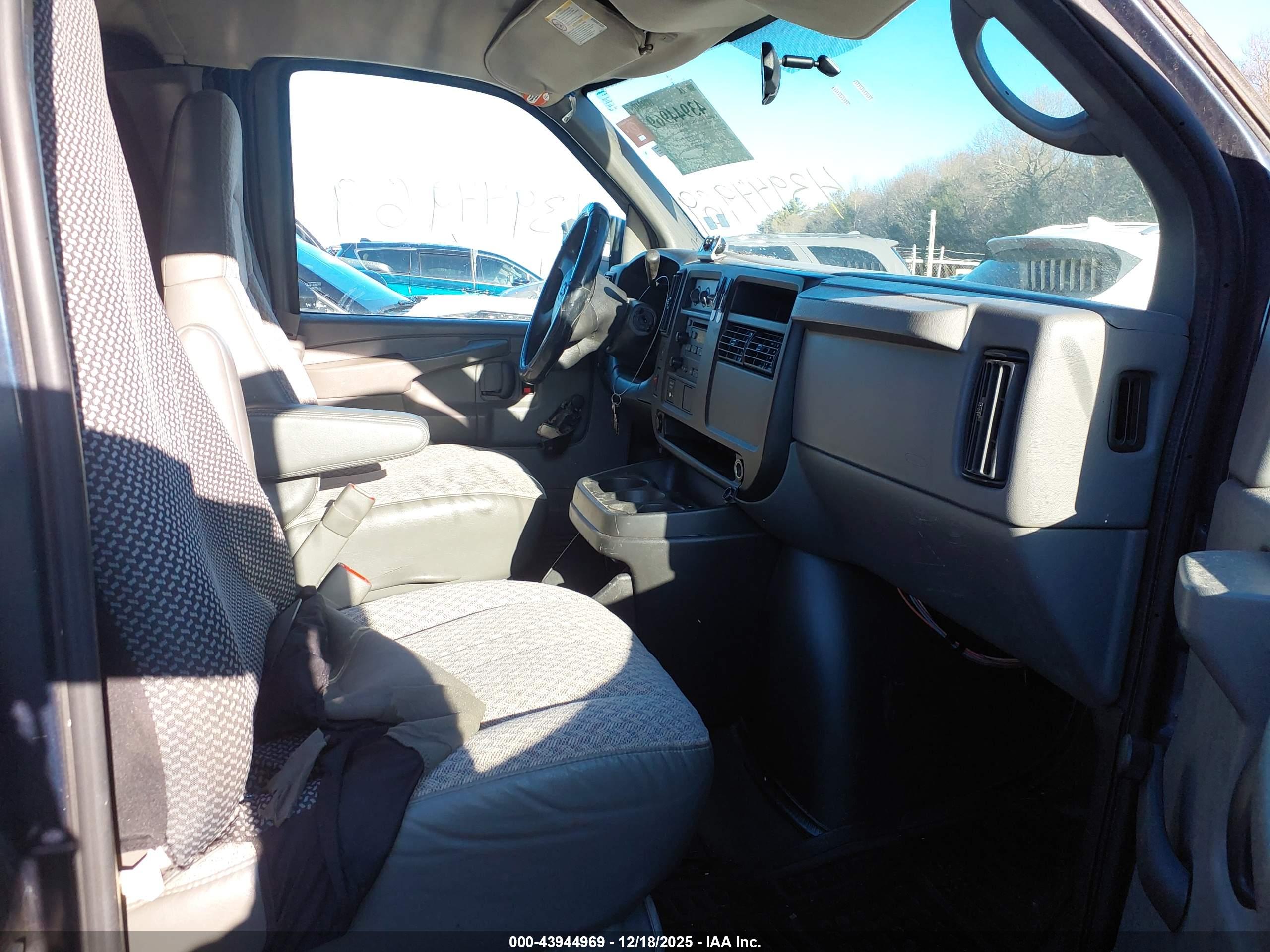 CHEVROLET EXPRESS image 5