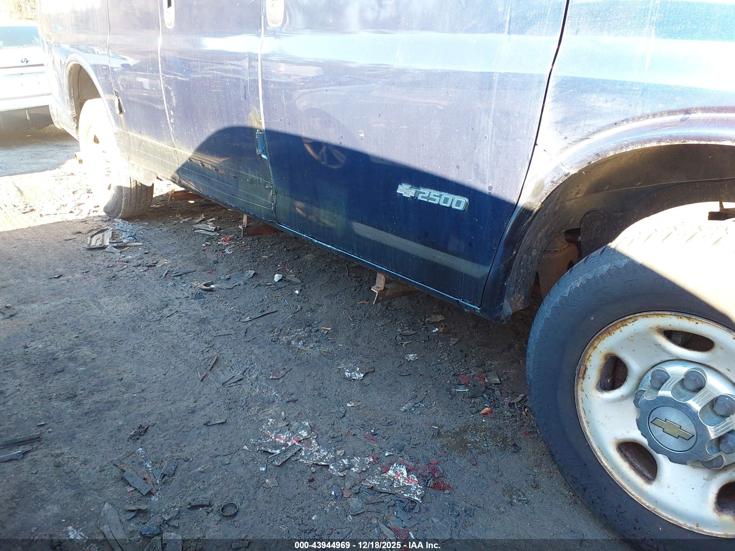 CHEVROLET EXPRESS image 6