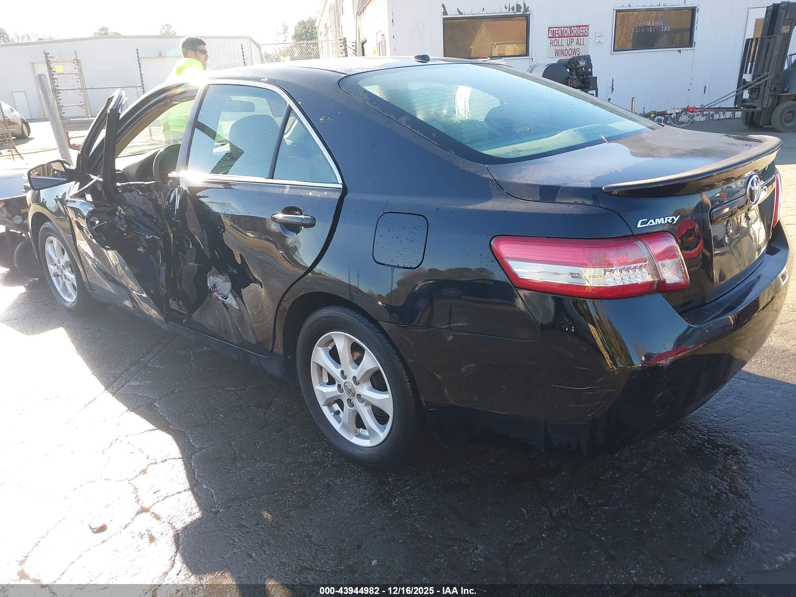 TOYOTA CAMRY image 3